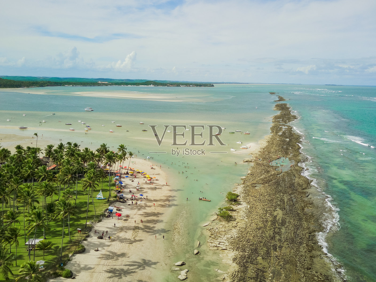 鸟瞰珊瑚礁在普拉亚多斯卡尼罗斯,伯南布哥,巴西。照片摄影图片