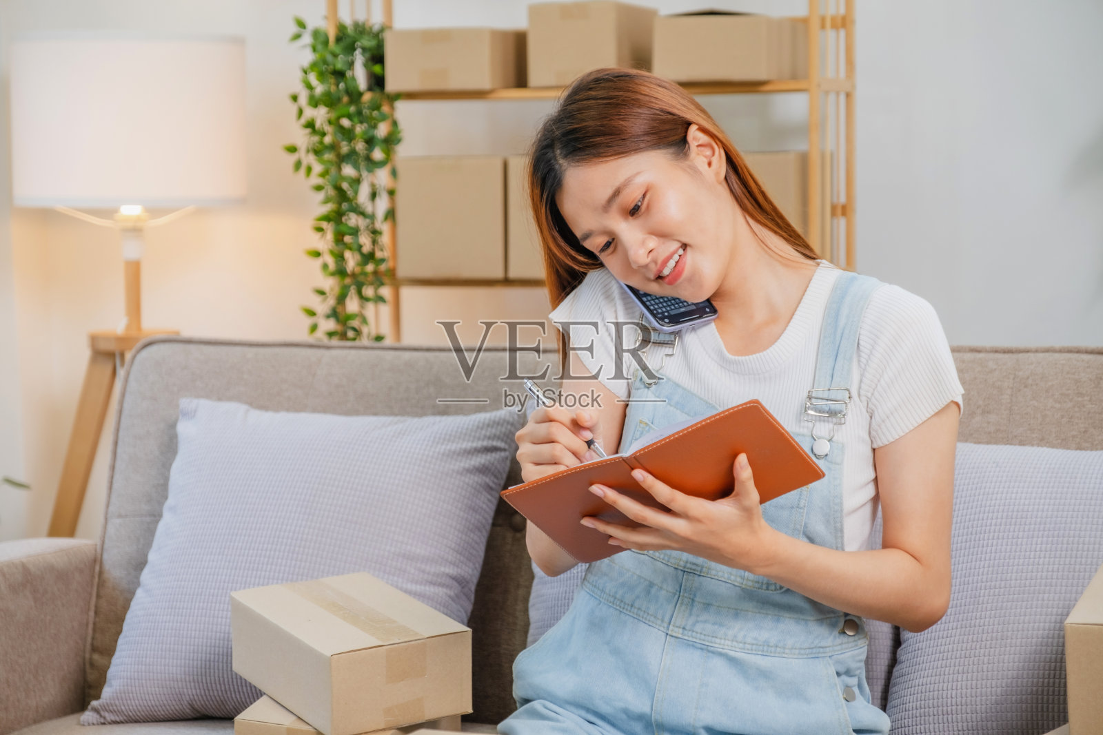 亚洲女性中小企业自由职业者与包装创业企业家小企业主在家里,在线业务卖家包装和交付的概念照片摄影图片