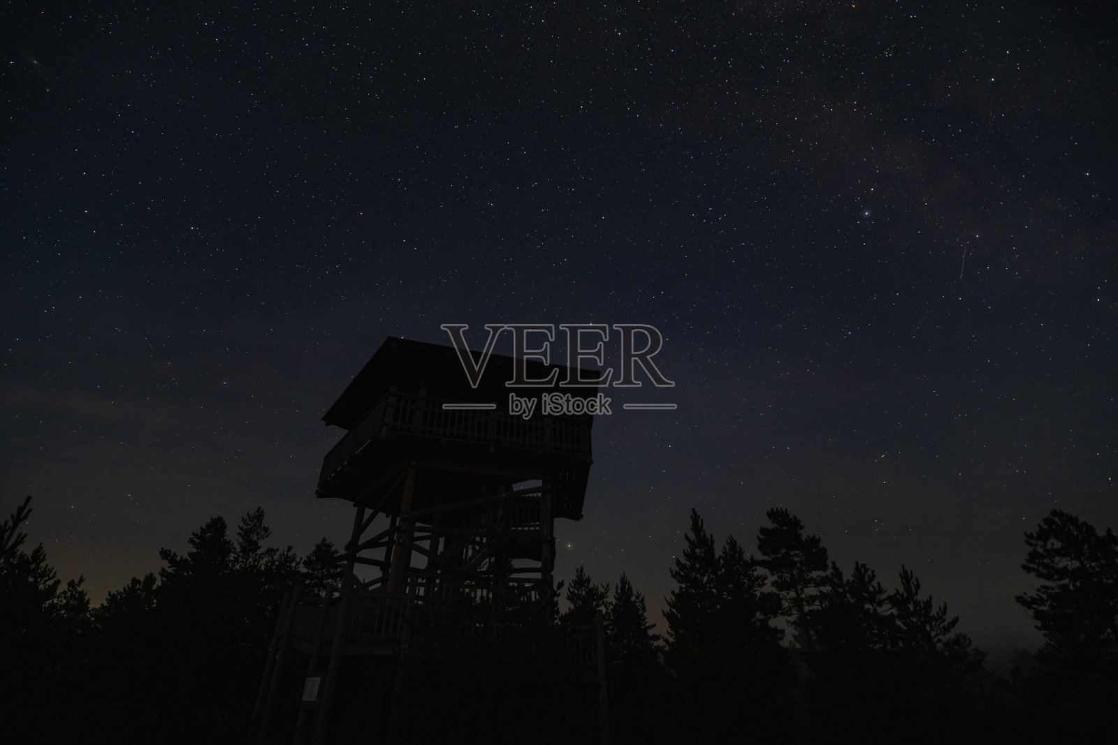 夜景、维鲁沼泽瞭望塔和星空。照片摄影图片
