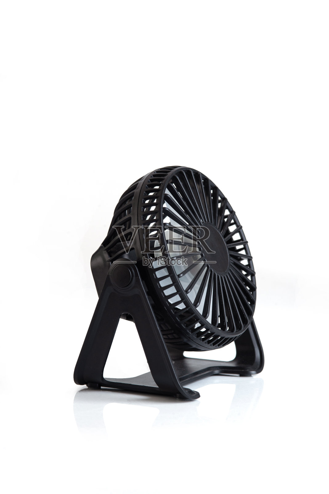 电动迷你便携式风扇冷却器隔离在白色背景。照片摄影图片