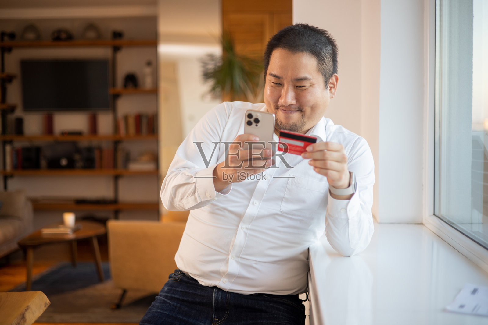 快乐的年轻顾客喜欢网上购物照片摄影图片