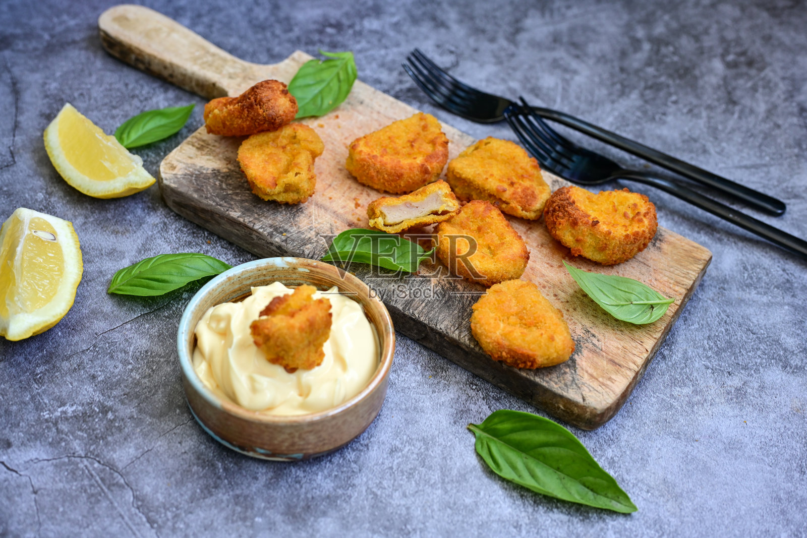 脆脆的烤鸡块照片摄影图片