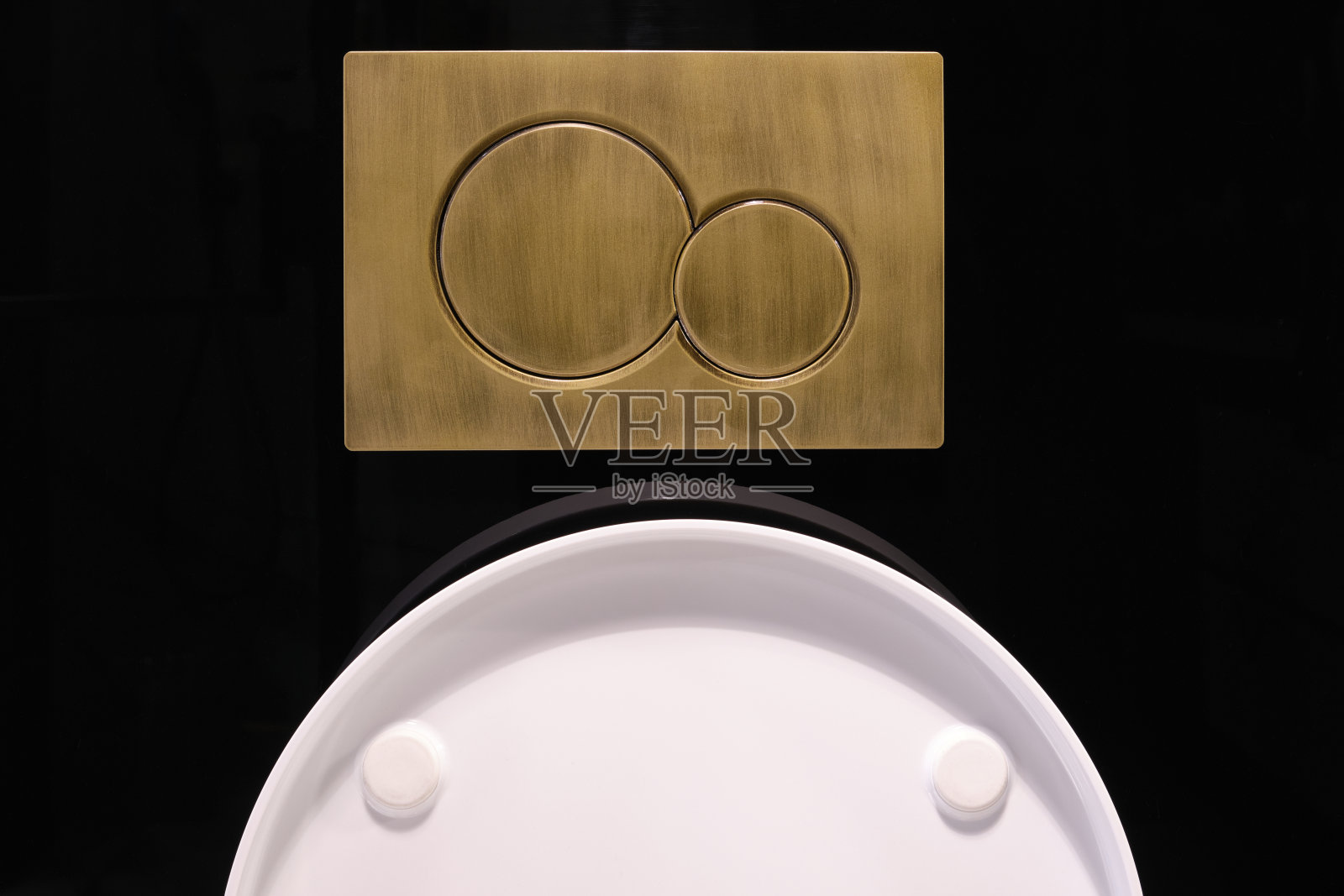 马桶上的冲水按钮照片摄影图片