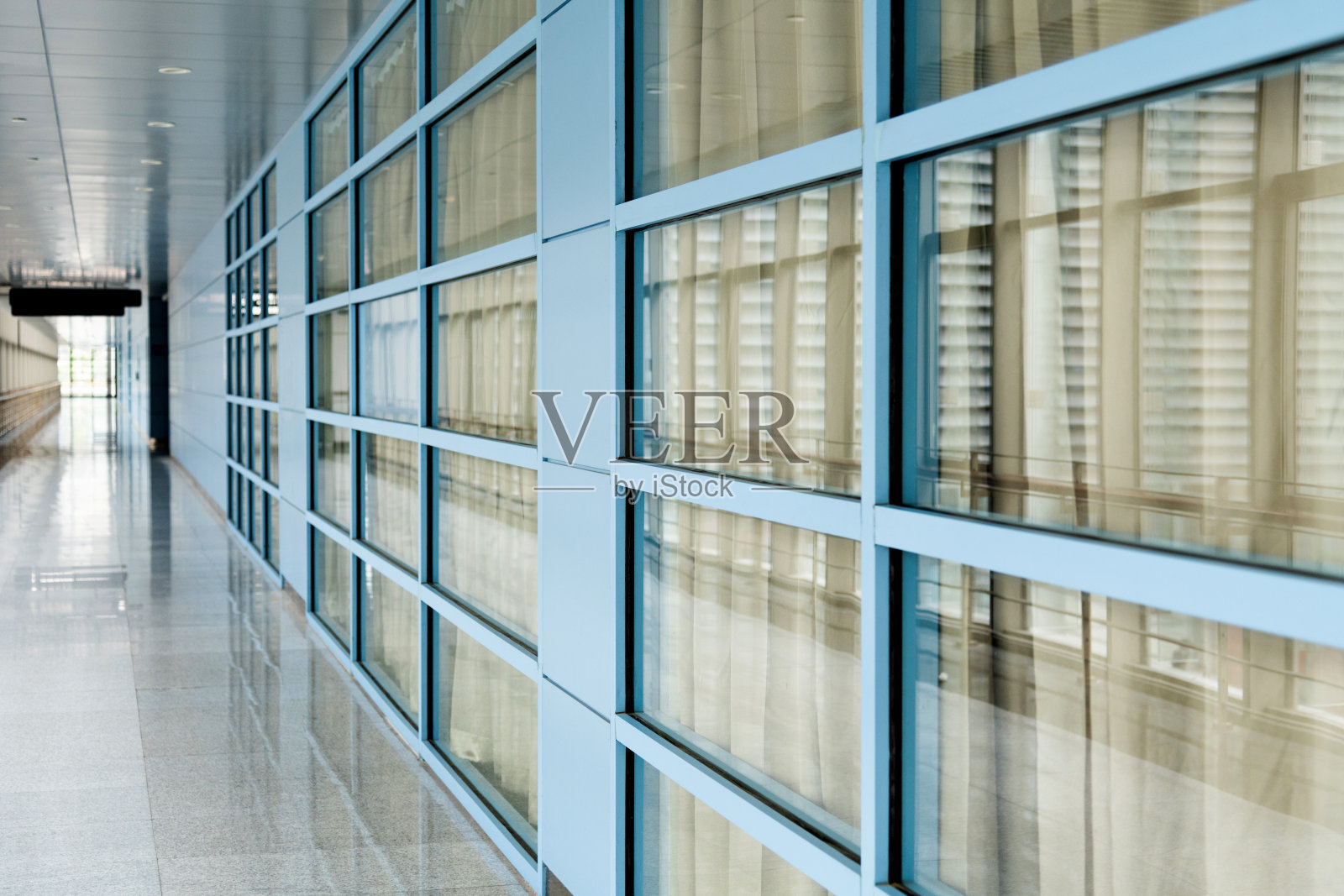 沿走廊的玻璃墙照片摄影图片