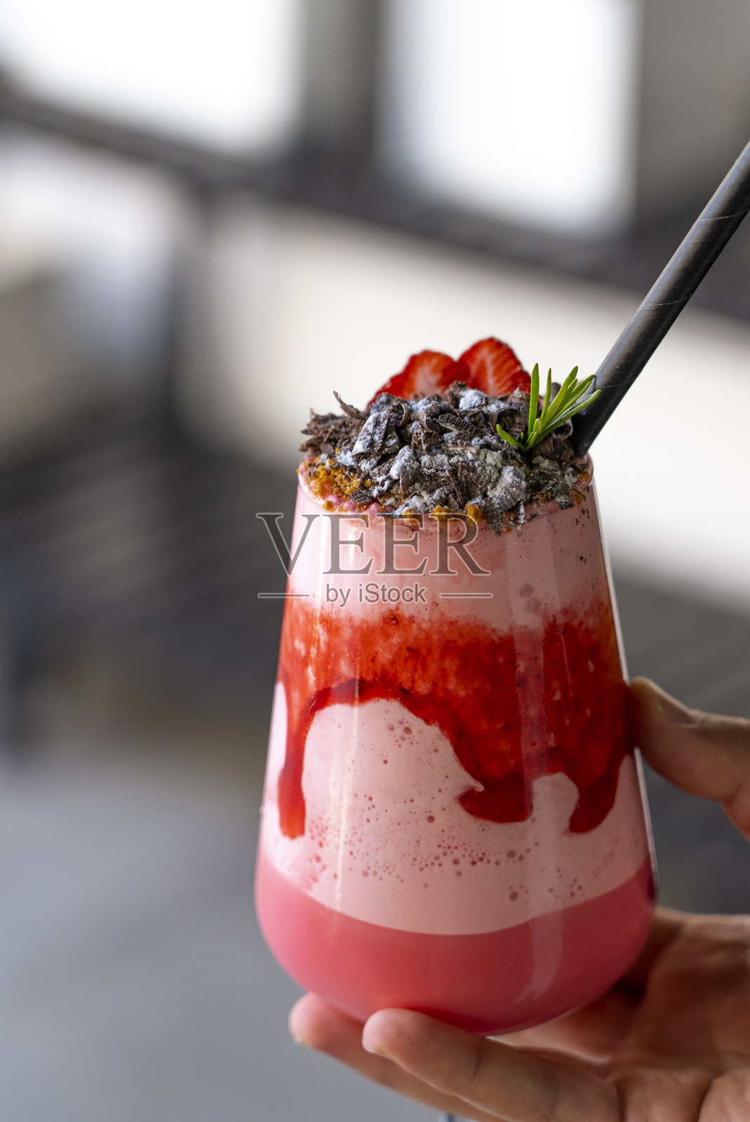 夏日酷暑的冰草莓奶昔照片摄影图片