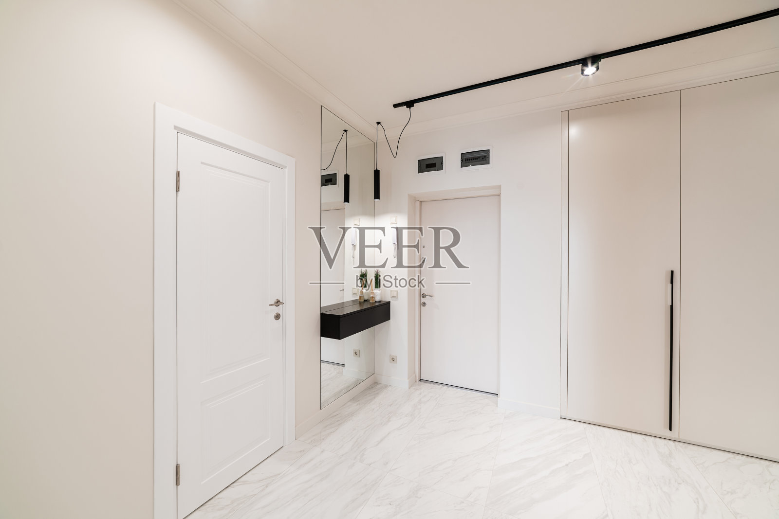 室内设计走廊的新房子与光墙和红色的墙照片摄影图片