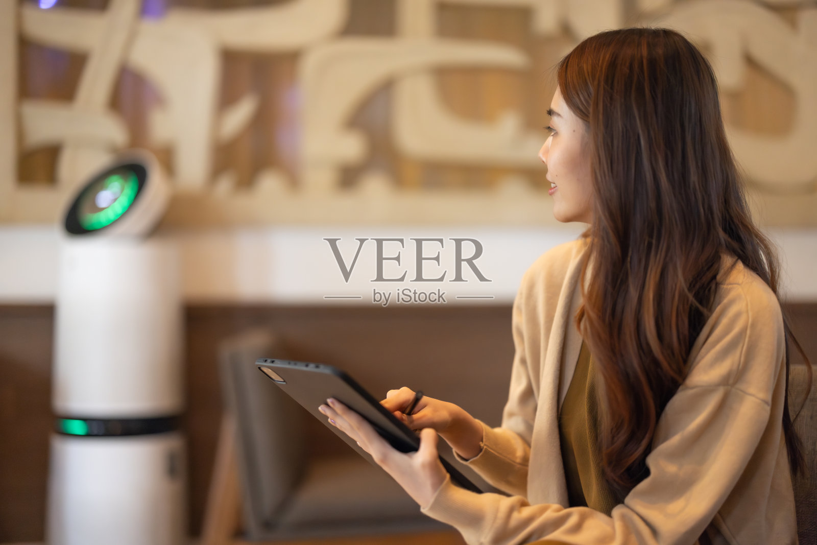 亚洲女高管深入分析,远程批准投资战略公司成长照片摄影图片