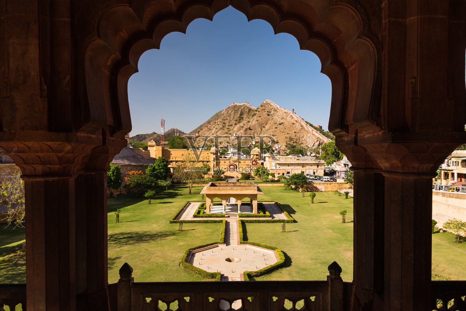 印度斋浦尔琥珀城堡旁的斋加尔堡莫卧儿风格的花园和墙壁照片摄影图片