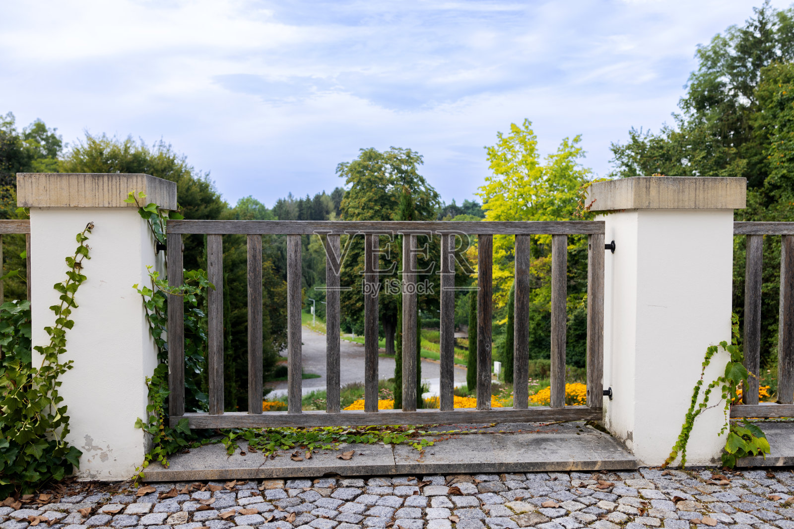 室外露台上的木栅栏照片摄影图片