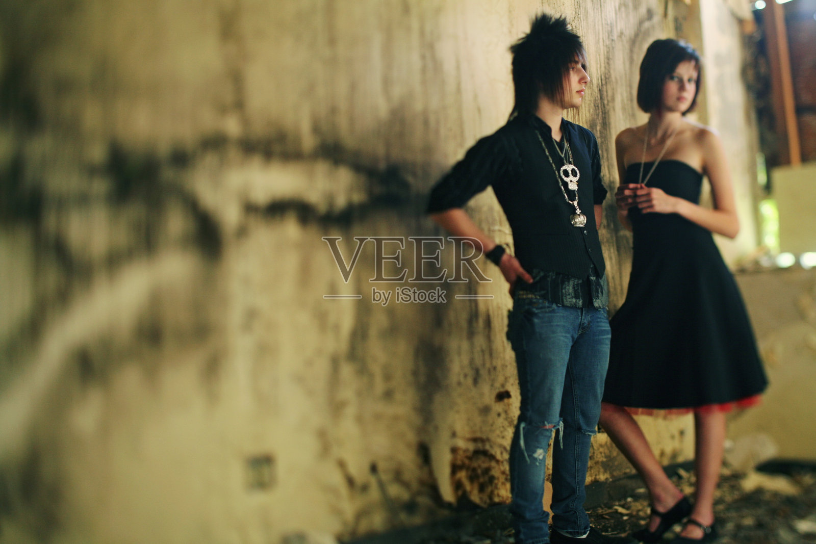 年轻场景男孩和女孩在肮脏的房间照片摄影图片