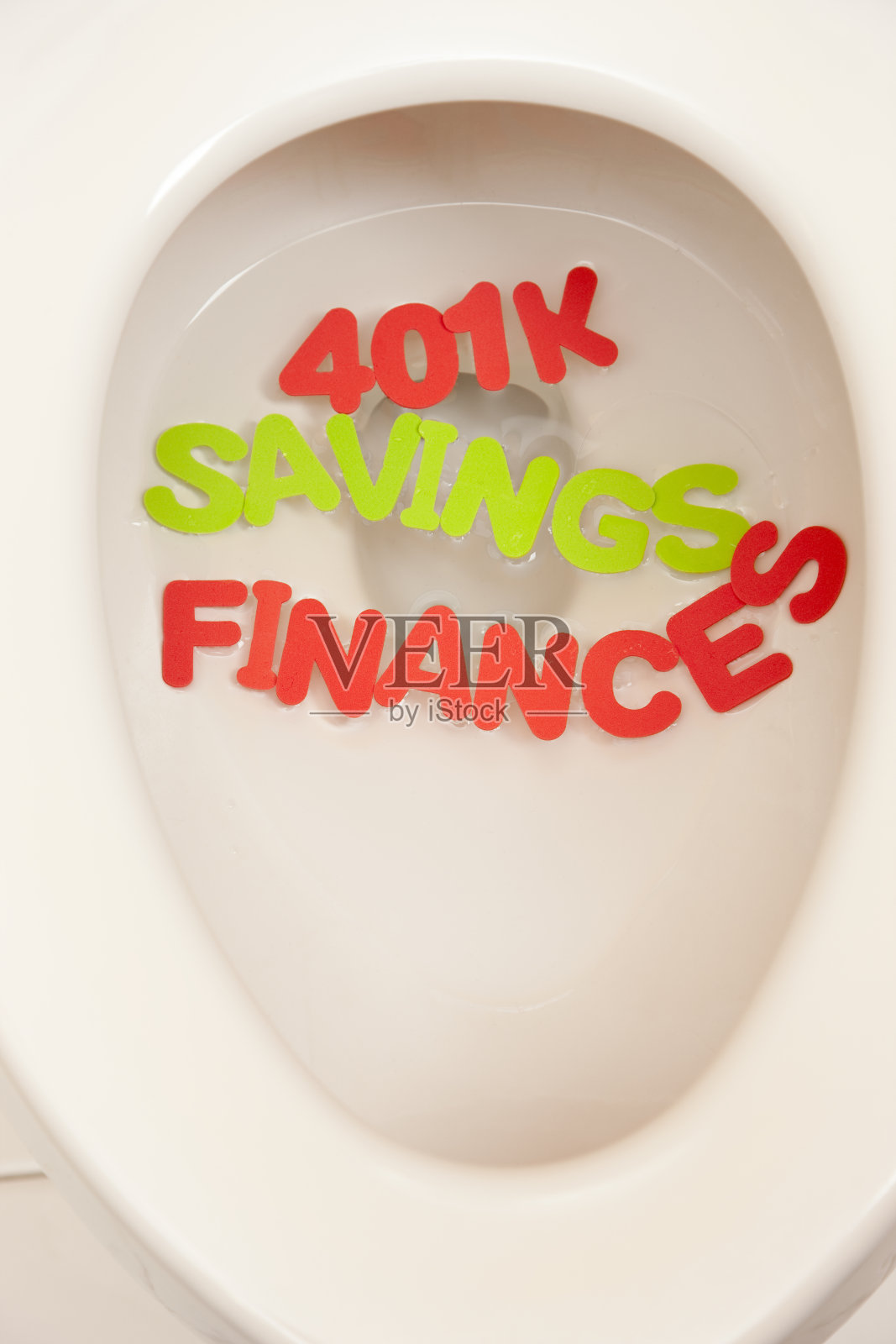 不景气的经济让储蓄和退休变成了厕所照片摄影图片