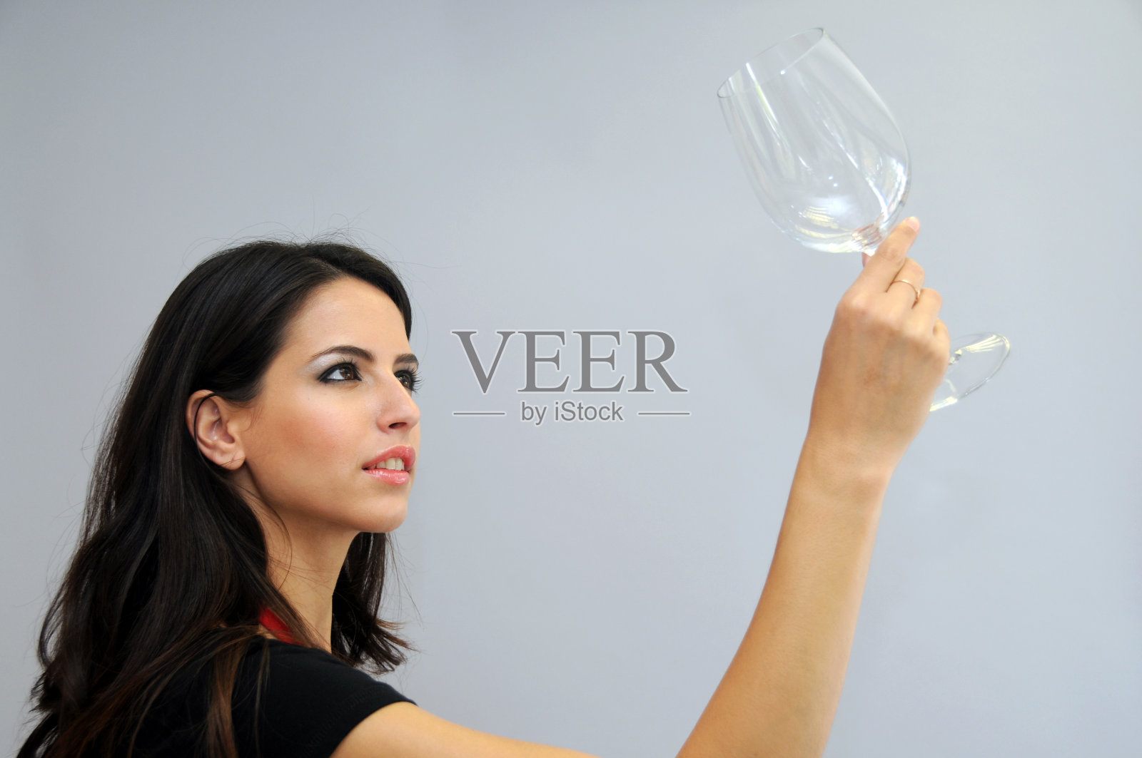 拿着酒杯的女人照片摄影图片