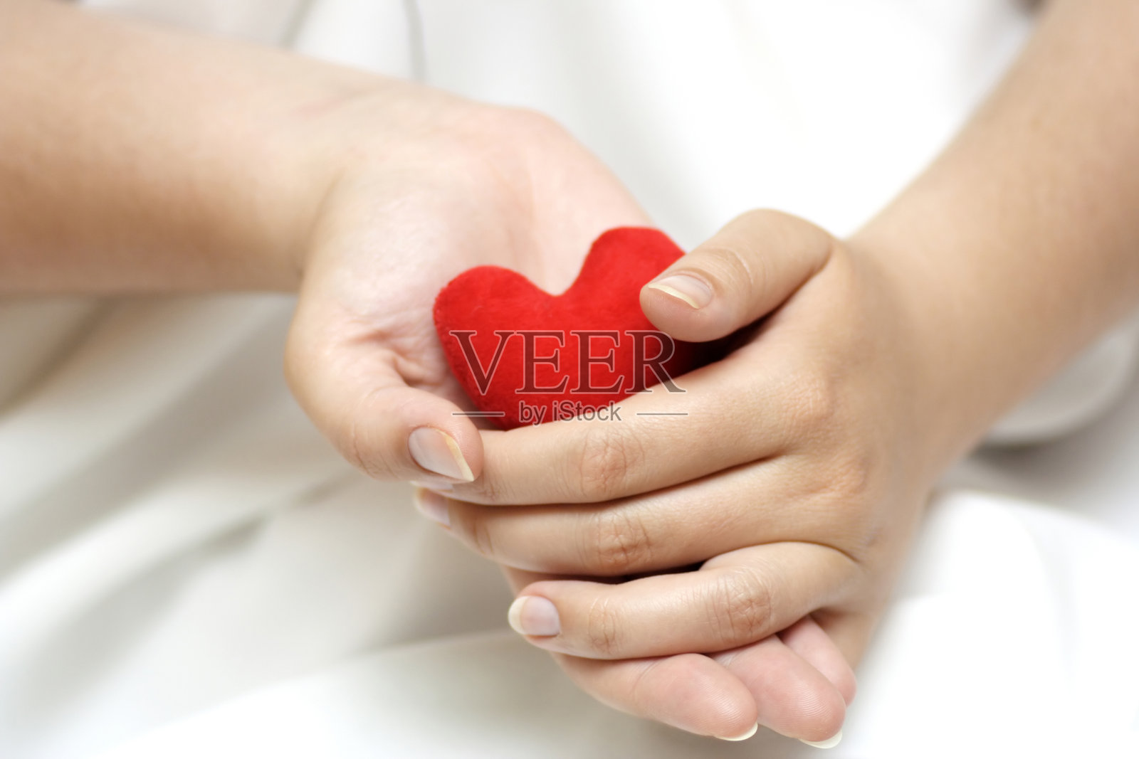 手握红心照片摄影图片