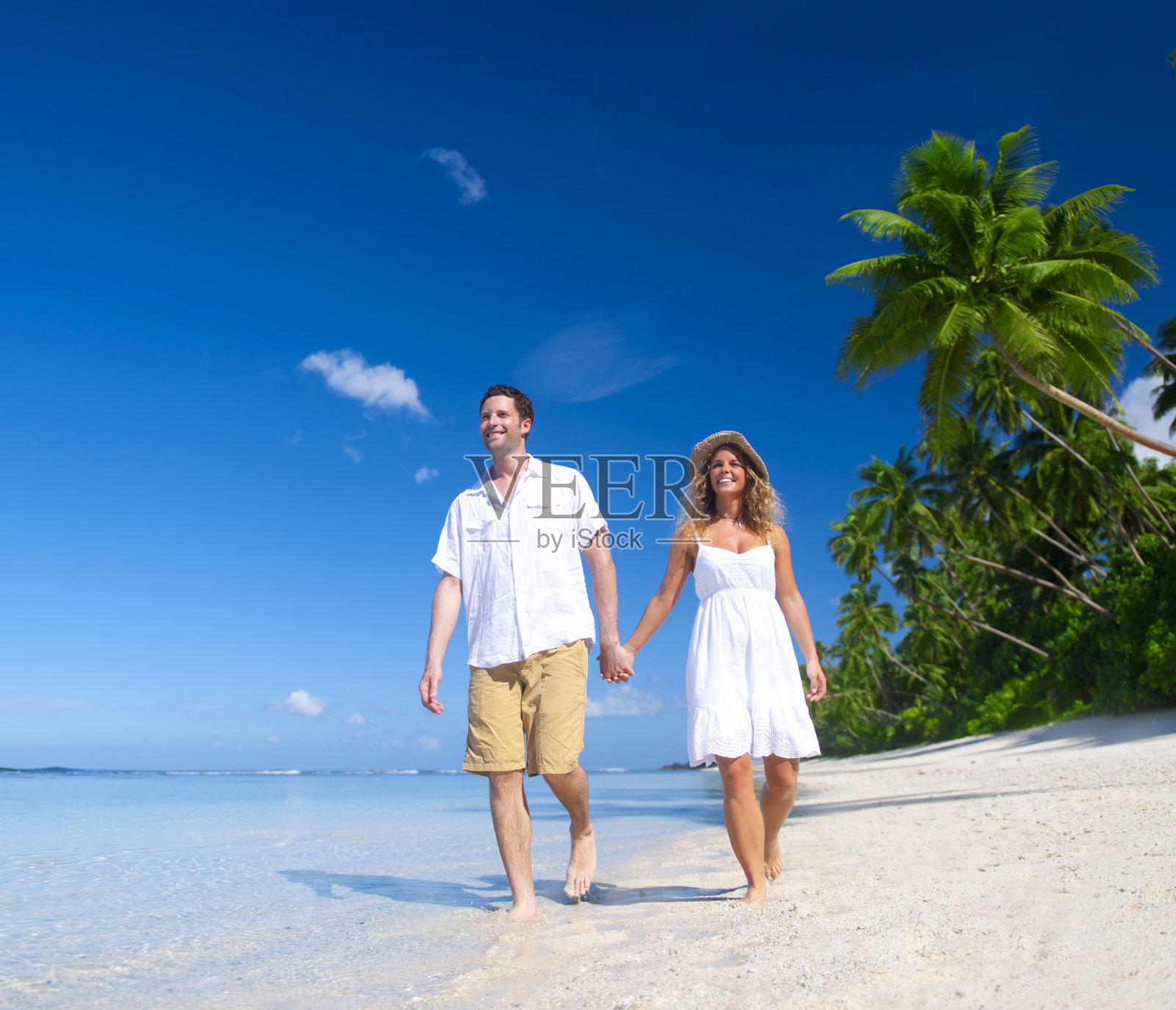 一对浪漫的情侣在一个田园诗般的热带海滩上照片摄影图片