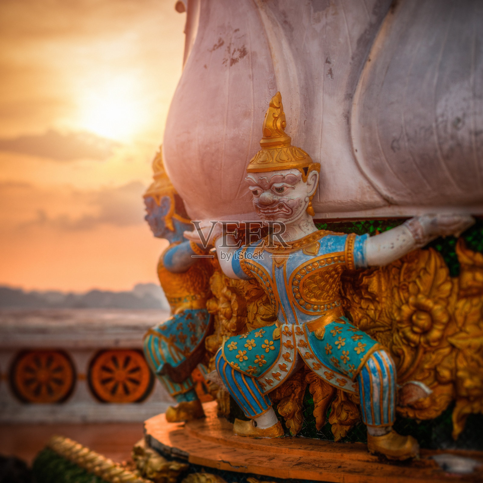 日落时分佛寺里的绿魔守卫照片摄影图片