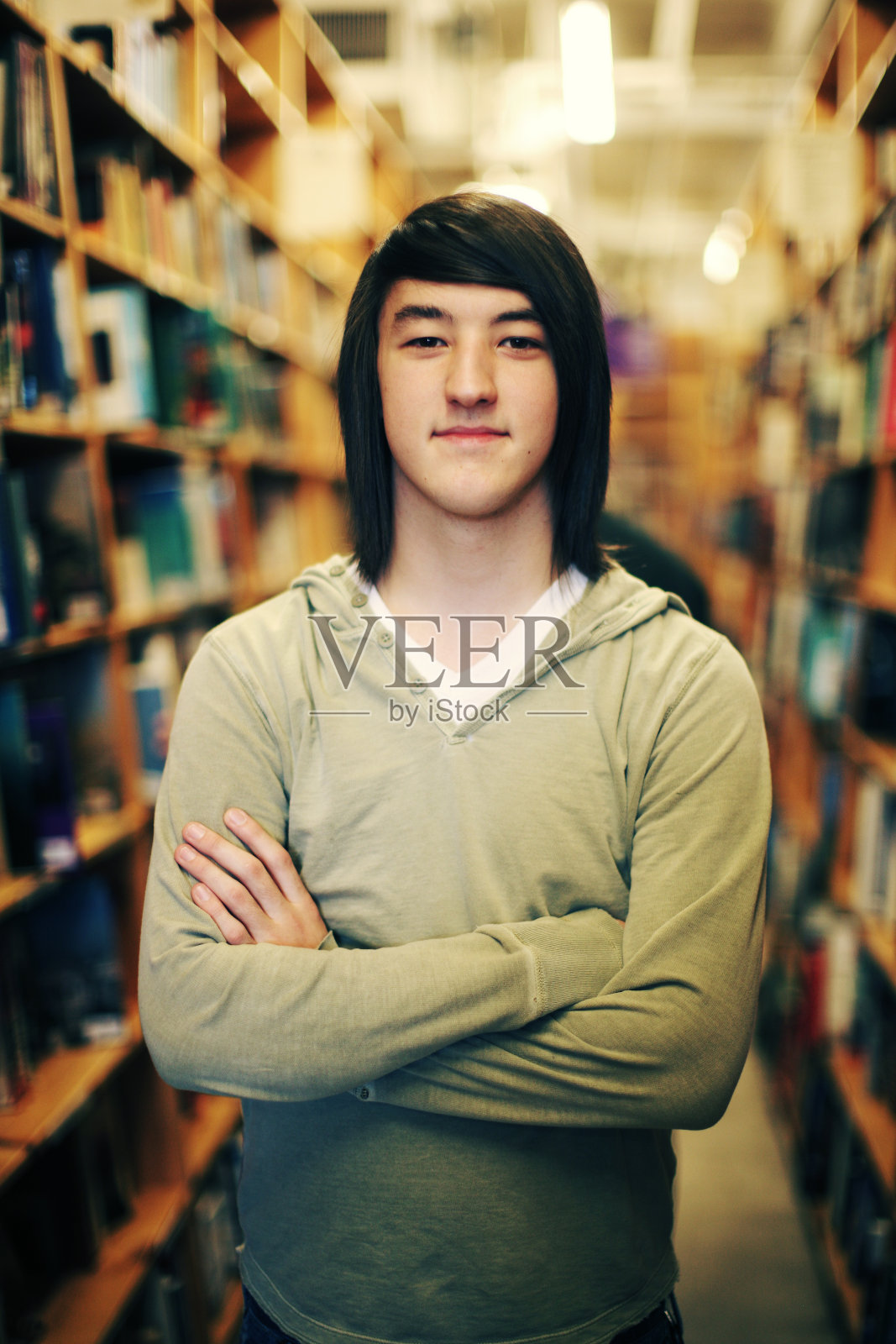 年轻的亚洲男人在书店的过道上照片摄影图片