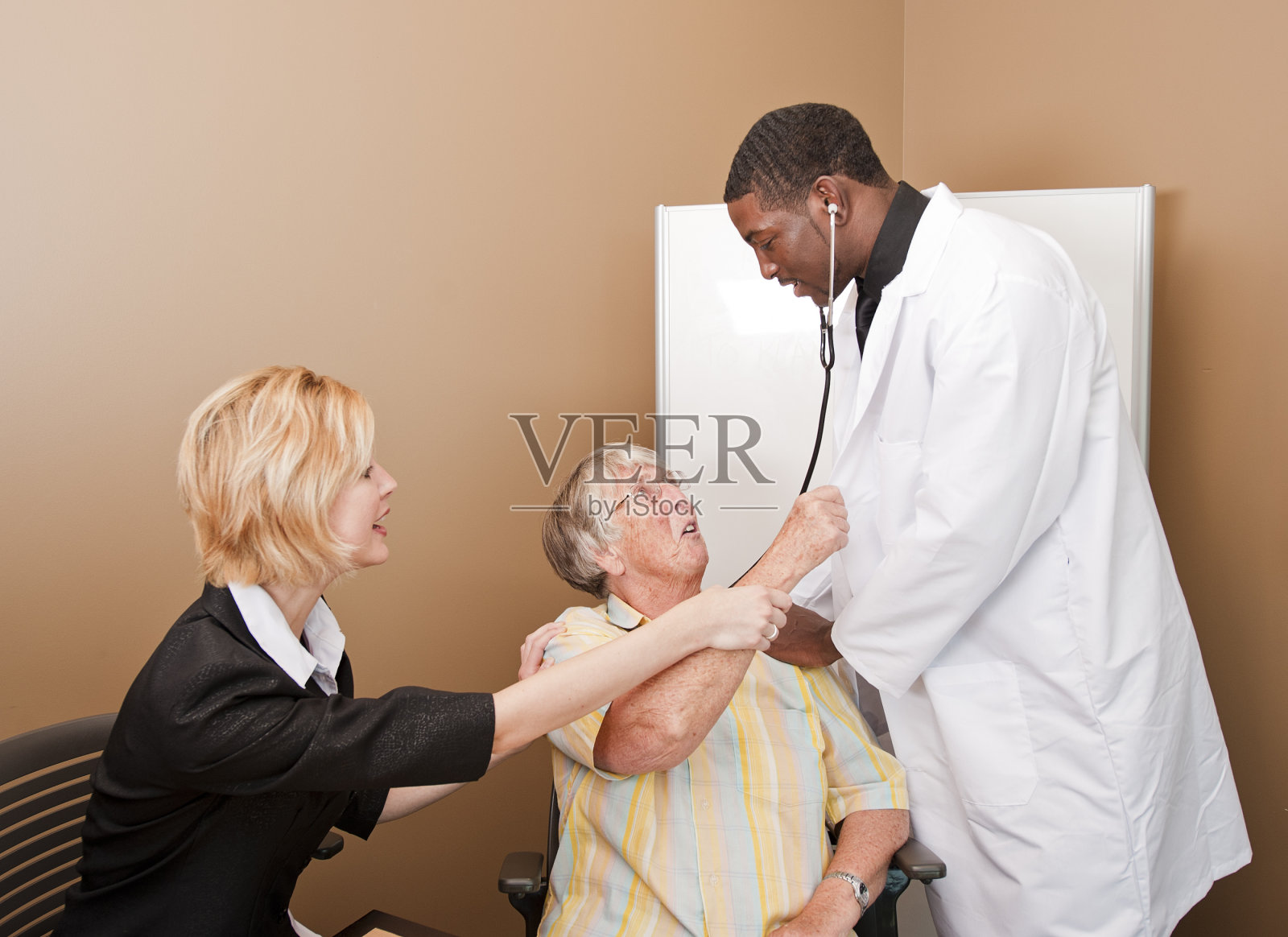 年长妇女在医生办公室。照片摄影图片