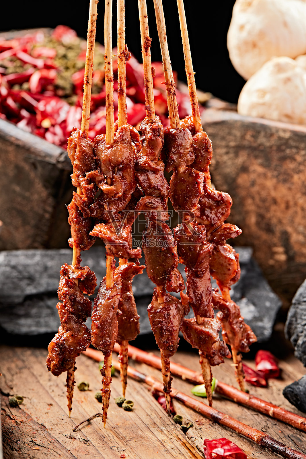 烤肉串,猪肉和羊肉,炭火和烟,黑暗的背景,露营和聚会的食物照片摄影图片