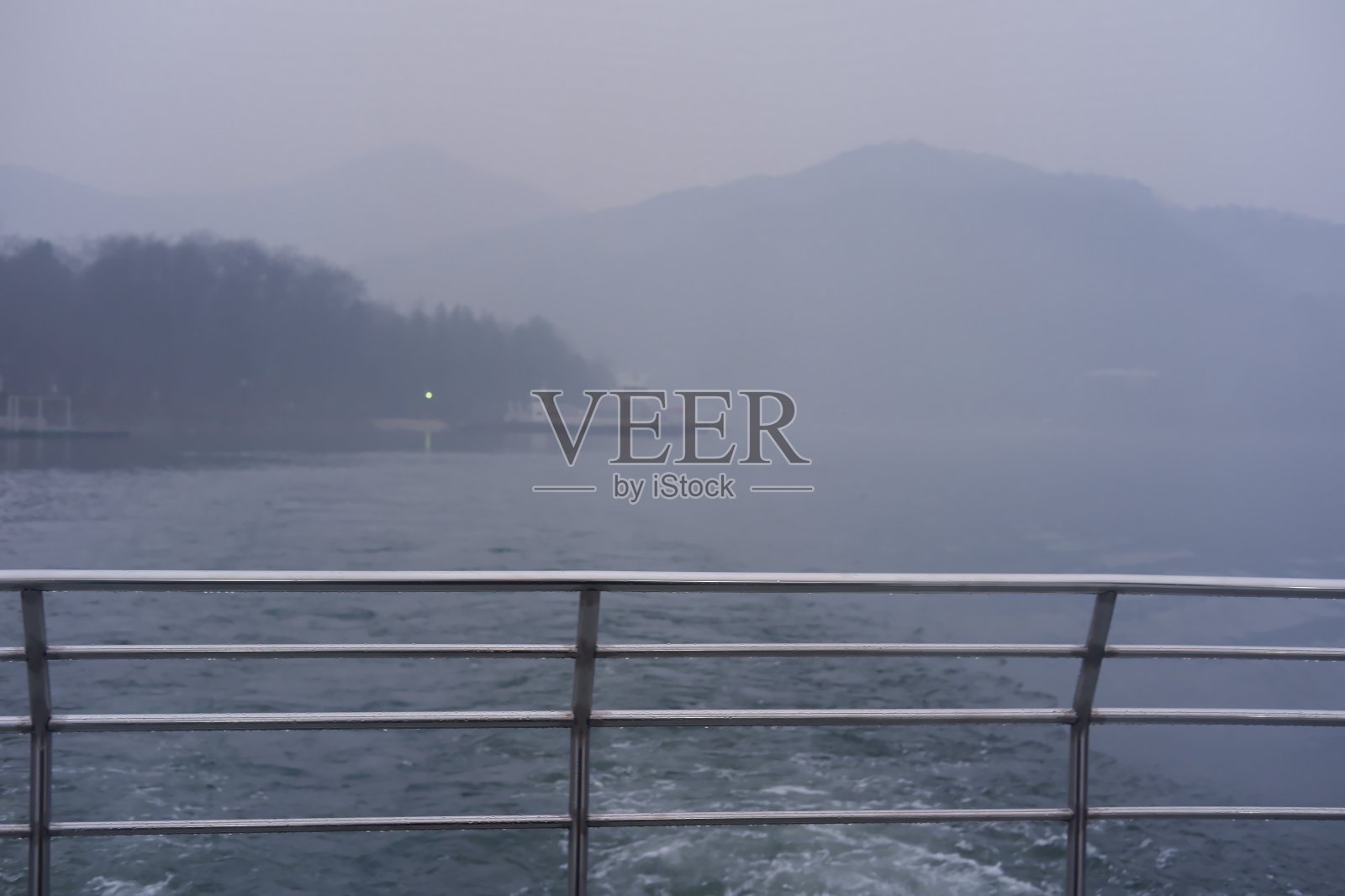 韩国南怡岛阴沉多雾的海面照片摄影图片