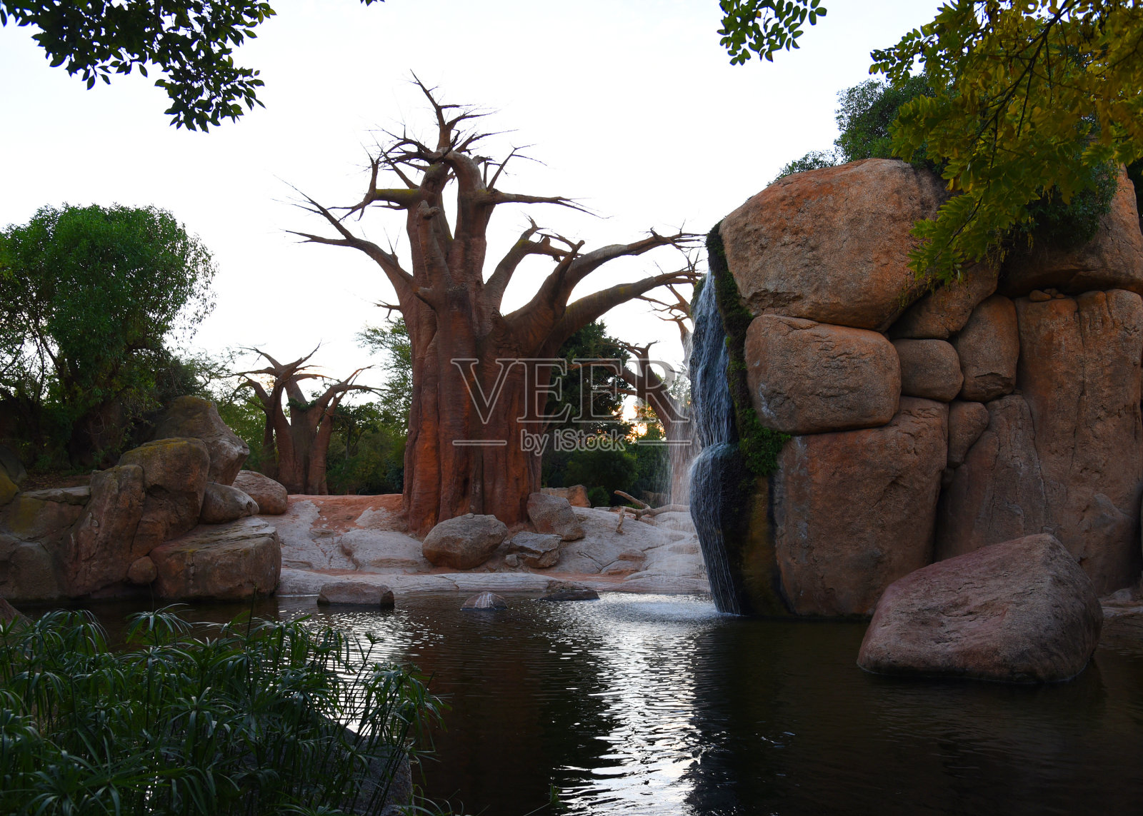 非洲大草原的瀑布。照片摄影图片