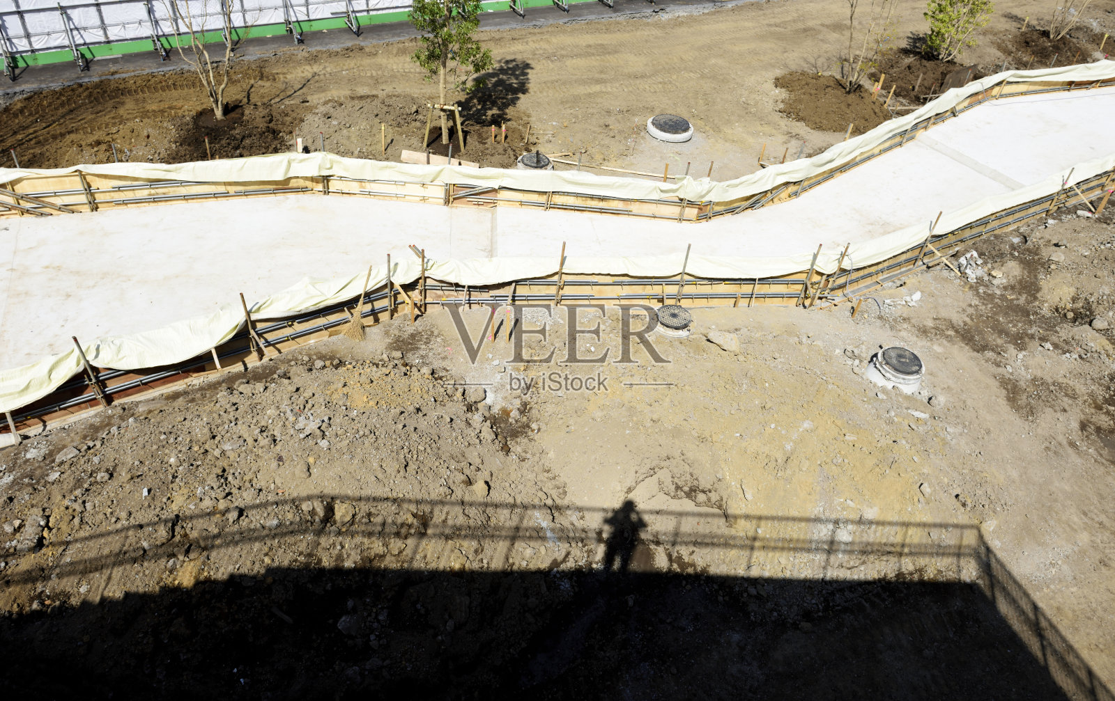 午休时建筑工地的高视角视图照片摄影图片