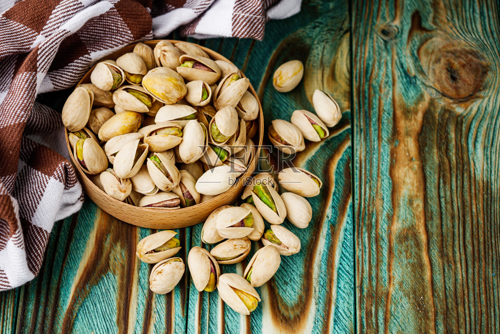 新鲜的咸味开心果放在质朴的木质背景上照片摄影图片