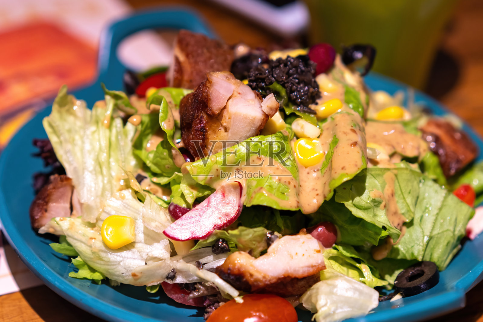 一大份美味的蔬菜沙拉照片摄影图片