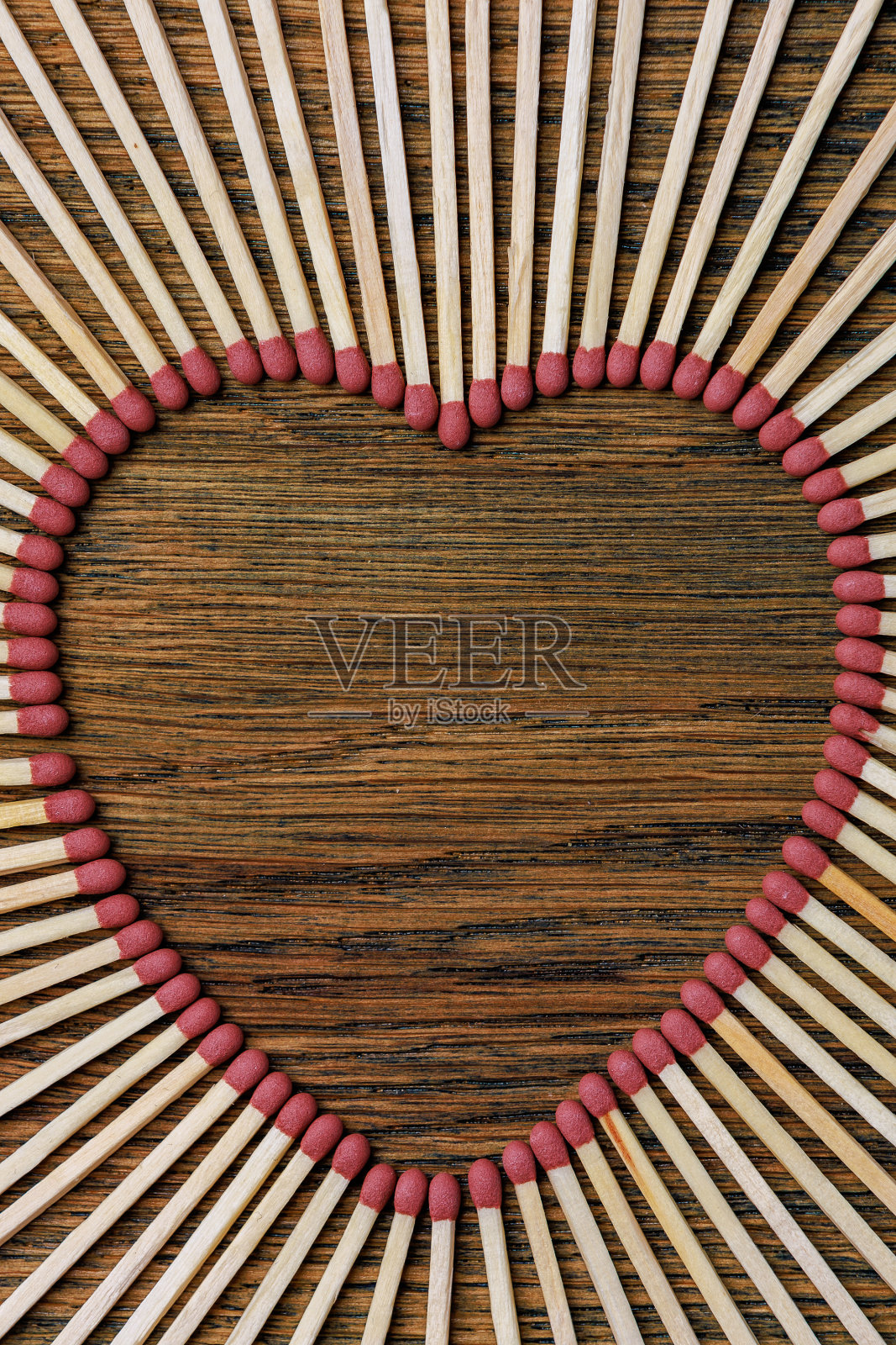 火柴在木制背景形成抽象的心。复制文本空间。激情火热的爱情概念。照片摄影图片