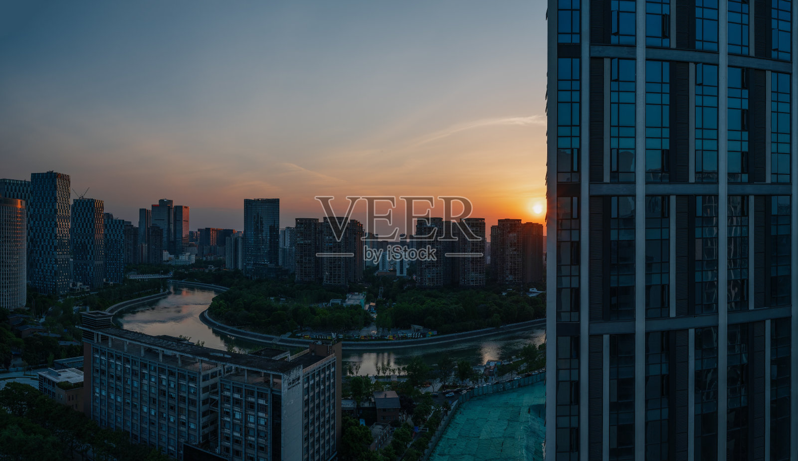 黄昏时分,成都熙熙攘攘的金融城市照片摄影图片