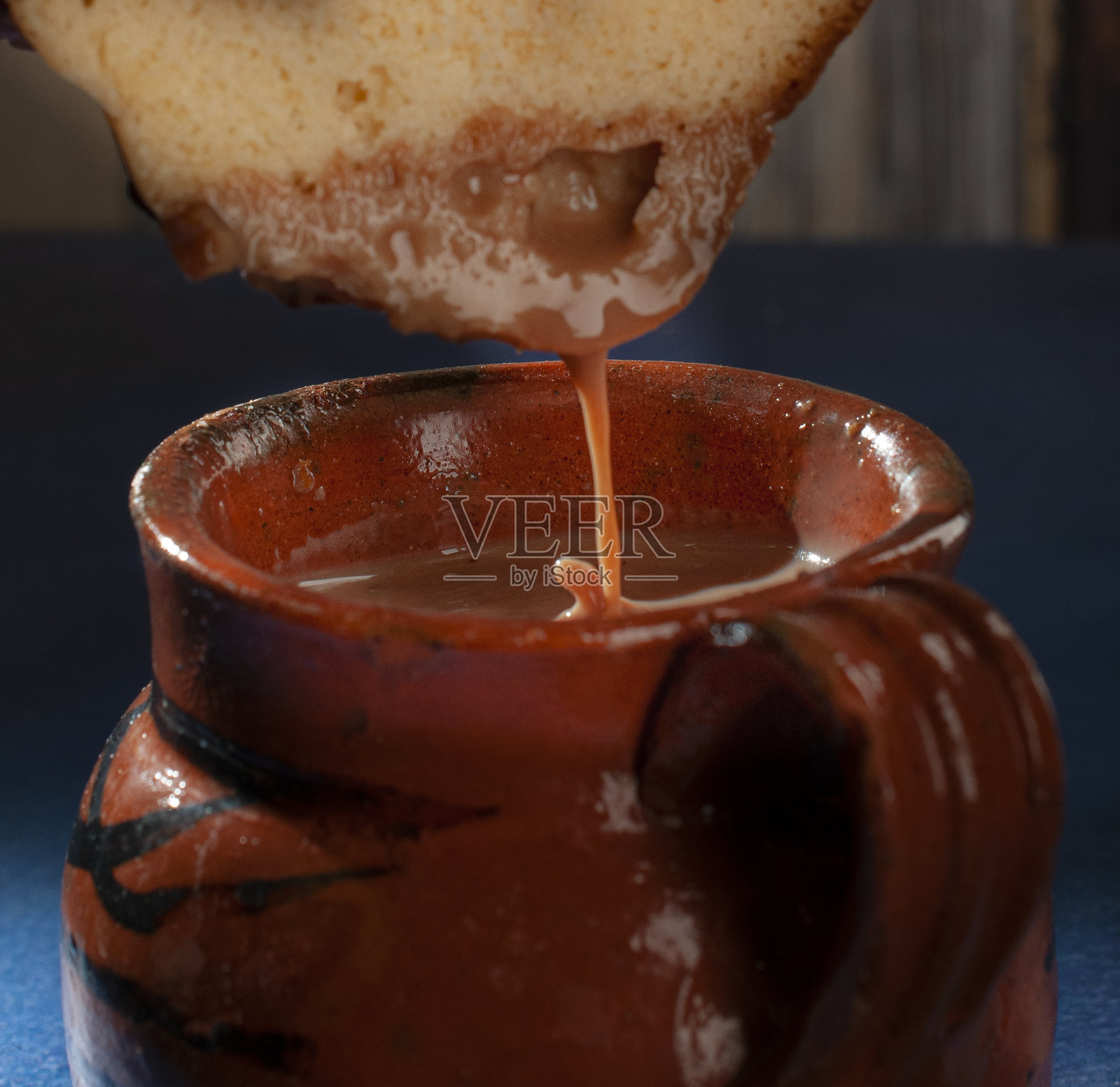 甜面包加巧克力或咖啡照片摄影图片