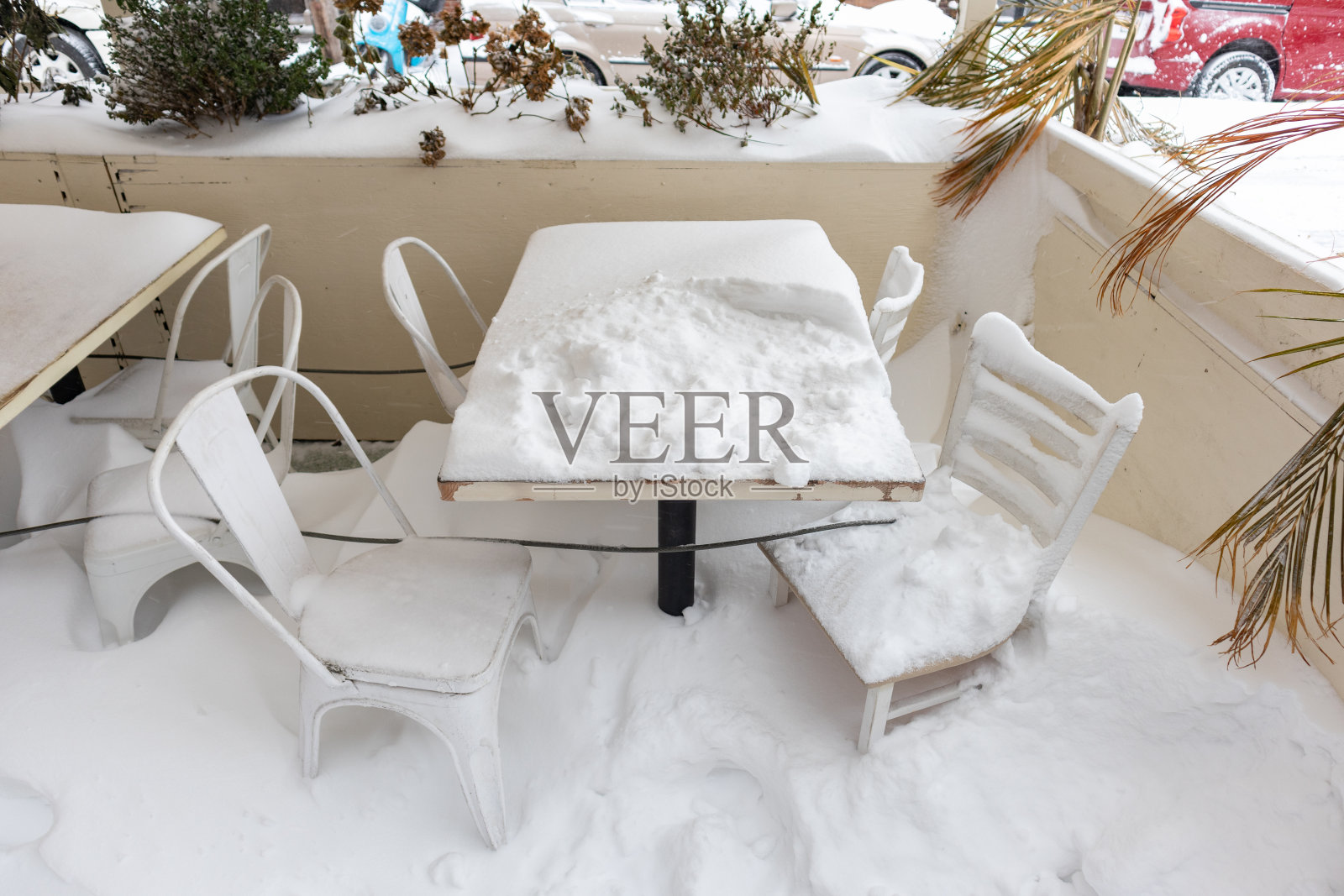 户外雪覆盖的桌子和椅子在纽约的餐厅在冬天照片摄影图片