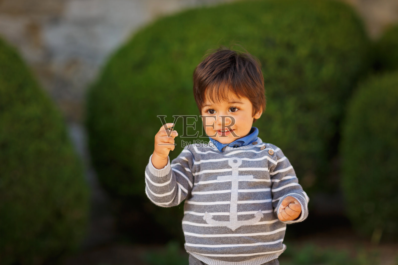 在公园户外玩耍的东方帅气小男婴肖像。在街上玩耍的阿拉伯儿童。照片摄影图片