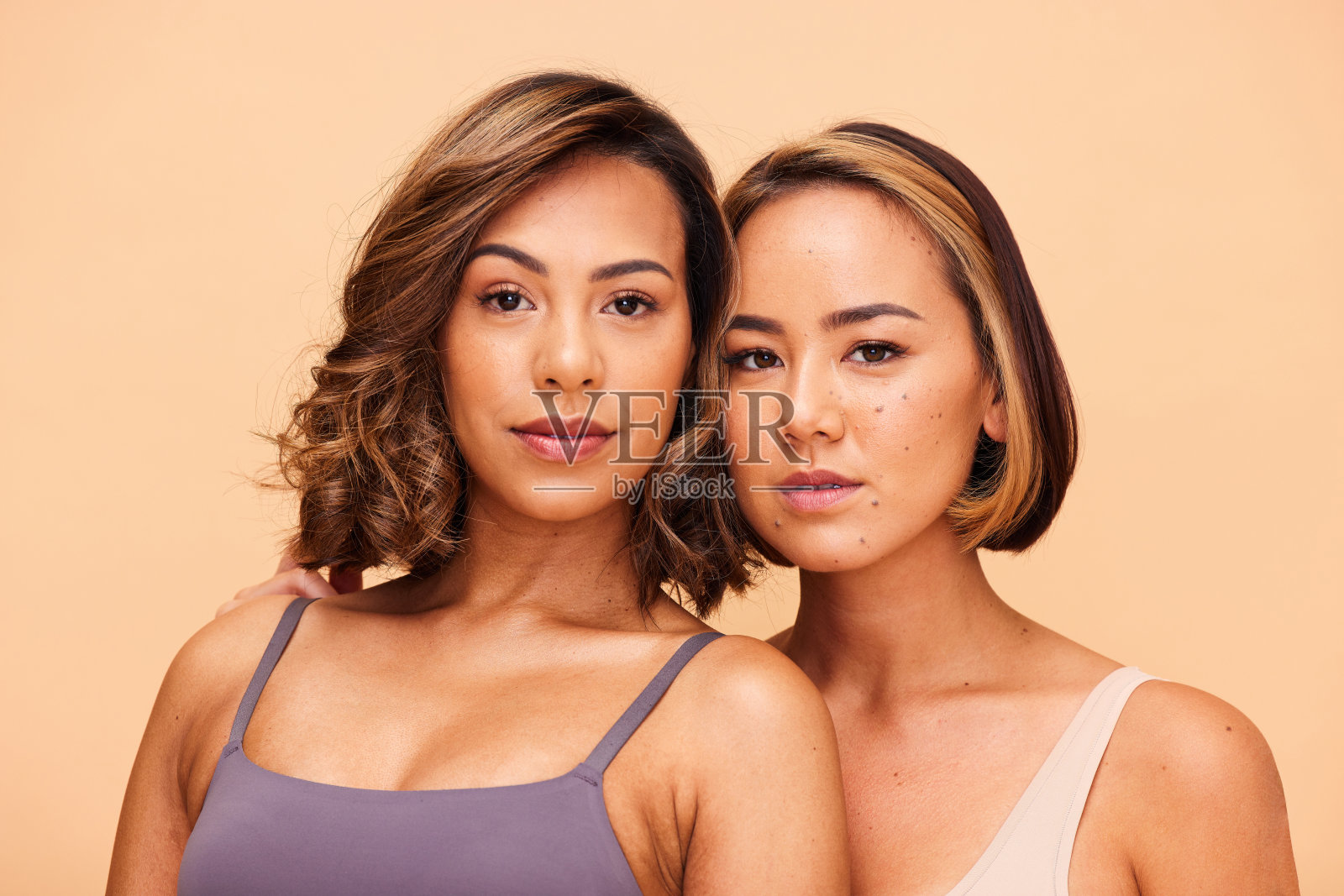 美丽,多样性和肖像与女性在工作室健康,焕发光彩或化妆品。水疗,自爱和护肤,米色背景的人的脸,支持,骄傲或团结的模型空间照片摄影图片