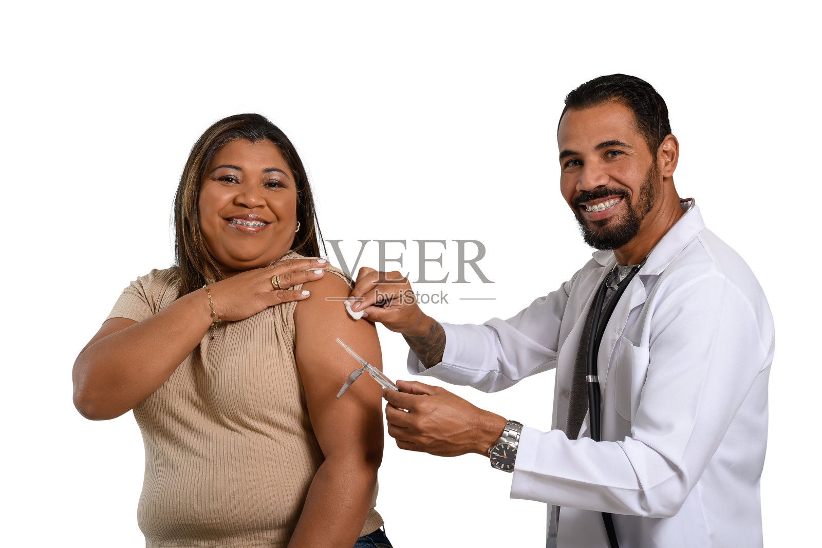 一名卫生专业人员在一名妇女的手臂上接种疫苗,她们微笑着,白色的背景照片摄影图片