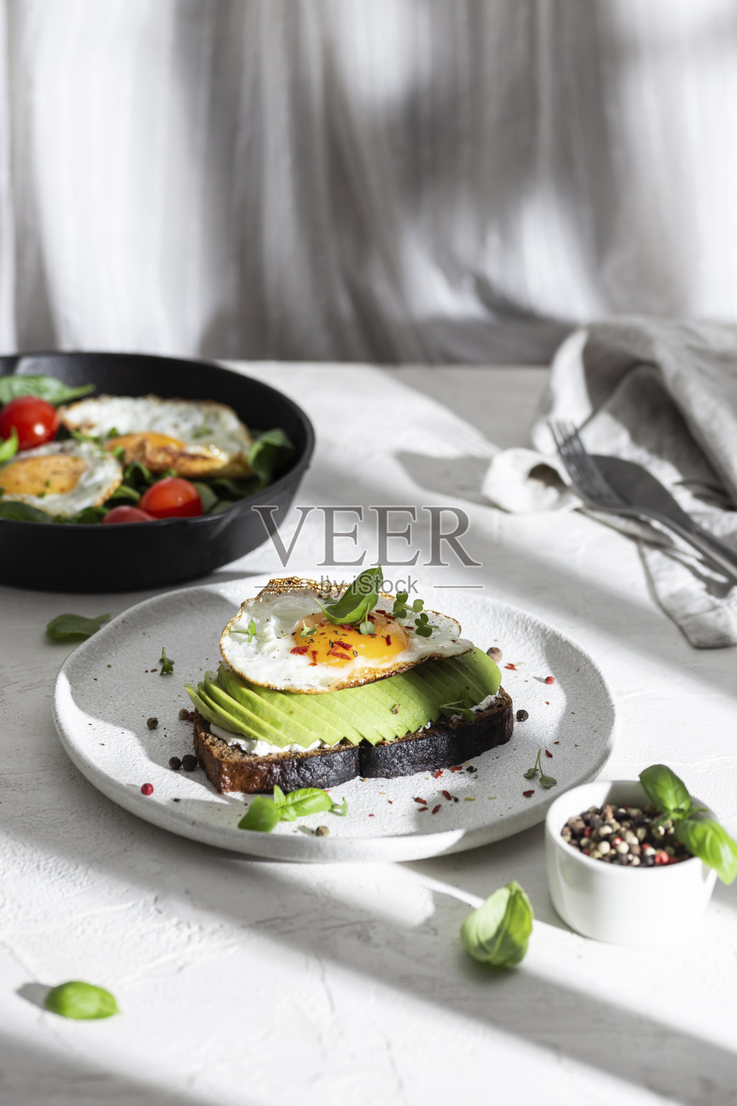 早餐是牛油果烤面包和煎蛋照片摄影图片