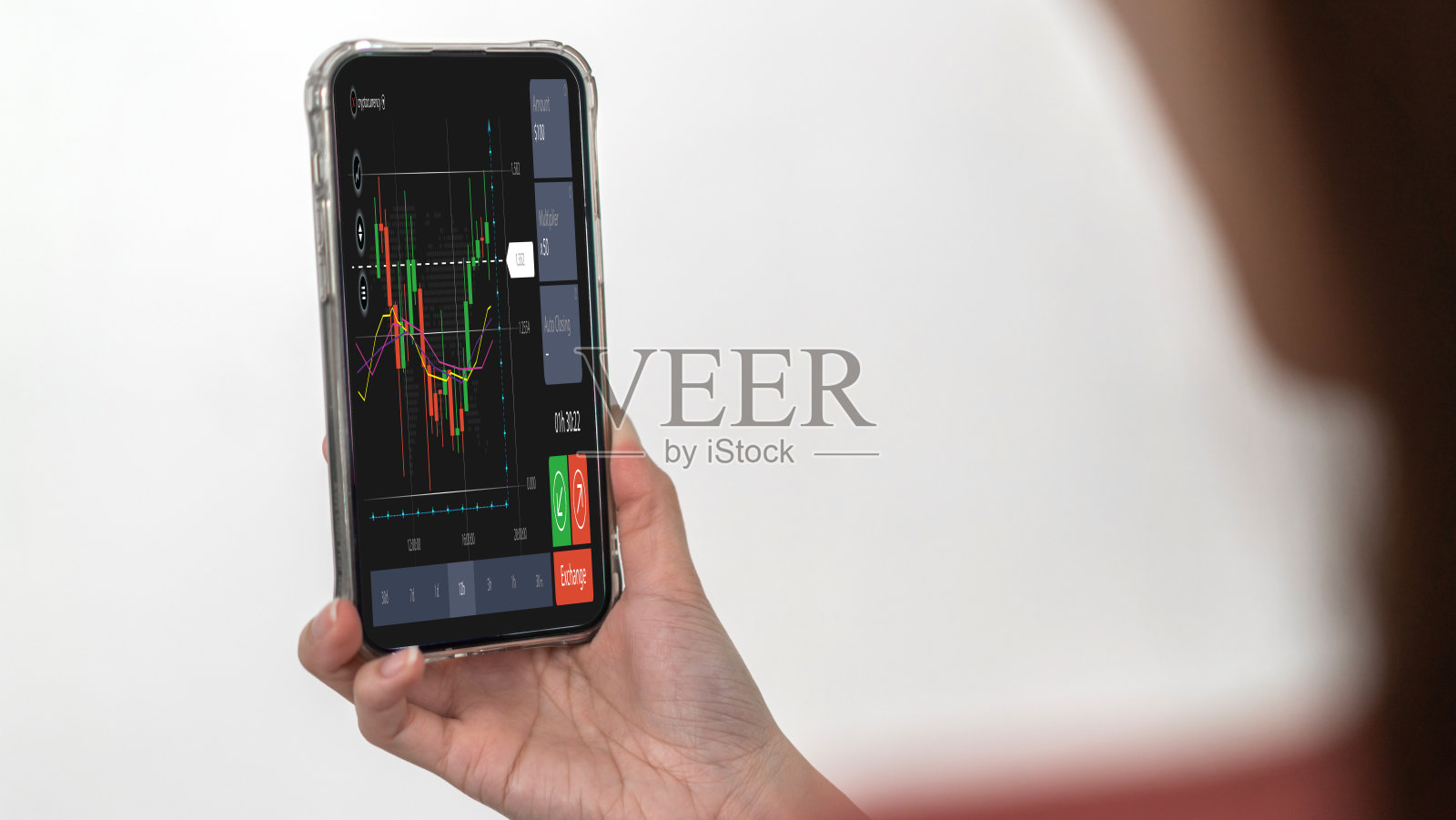 交易者成功使用电话交易股票交易所图币、全球经济、交易者投资者、区块链股票市场加密货币买卖图币和价格图表数据图照片摄影图片