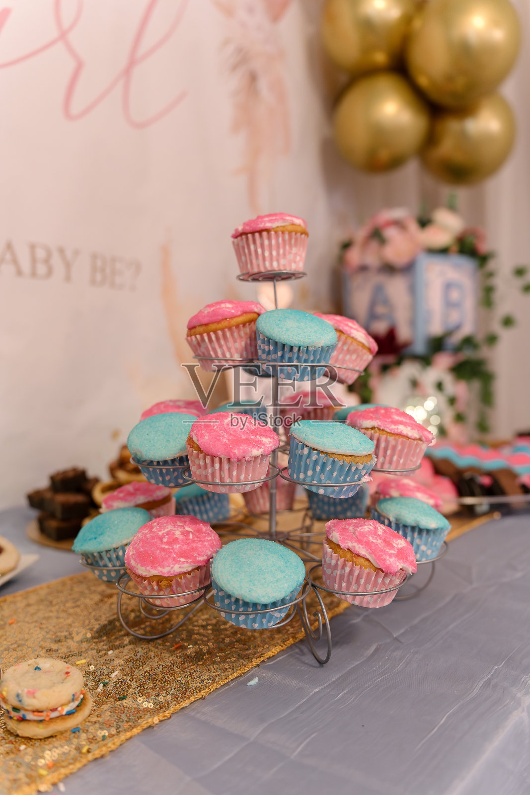 宝宝派对装饰——纸杯蛋糕塔照片摄影图片
