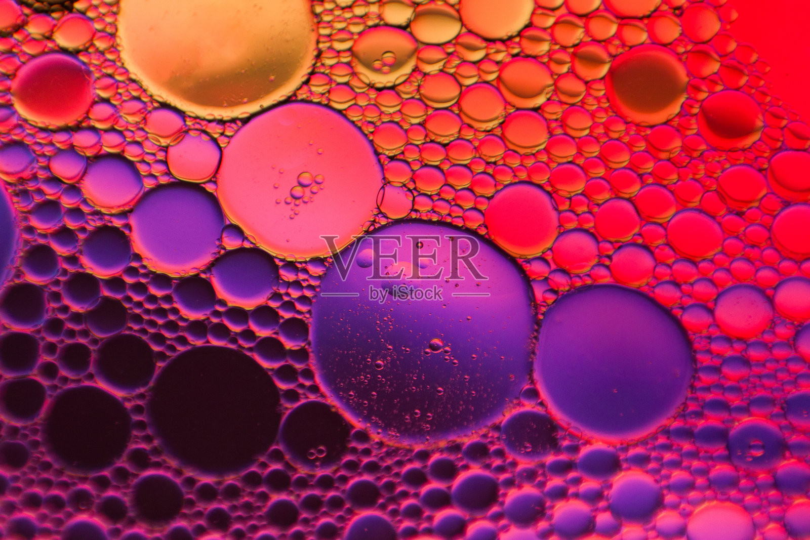 水上油的抽象镜头。照片摄影图片