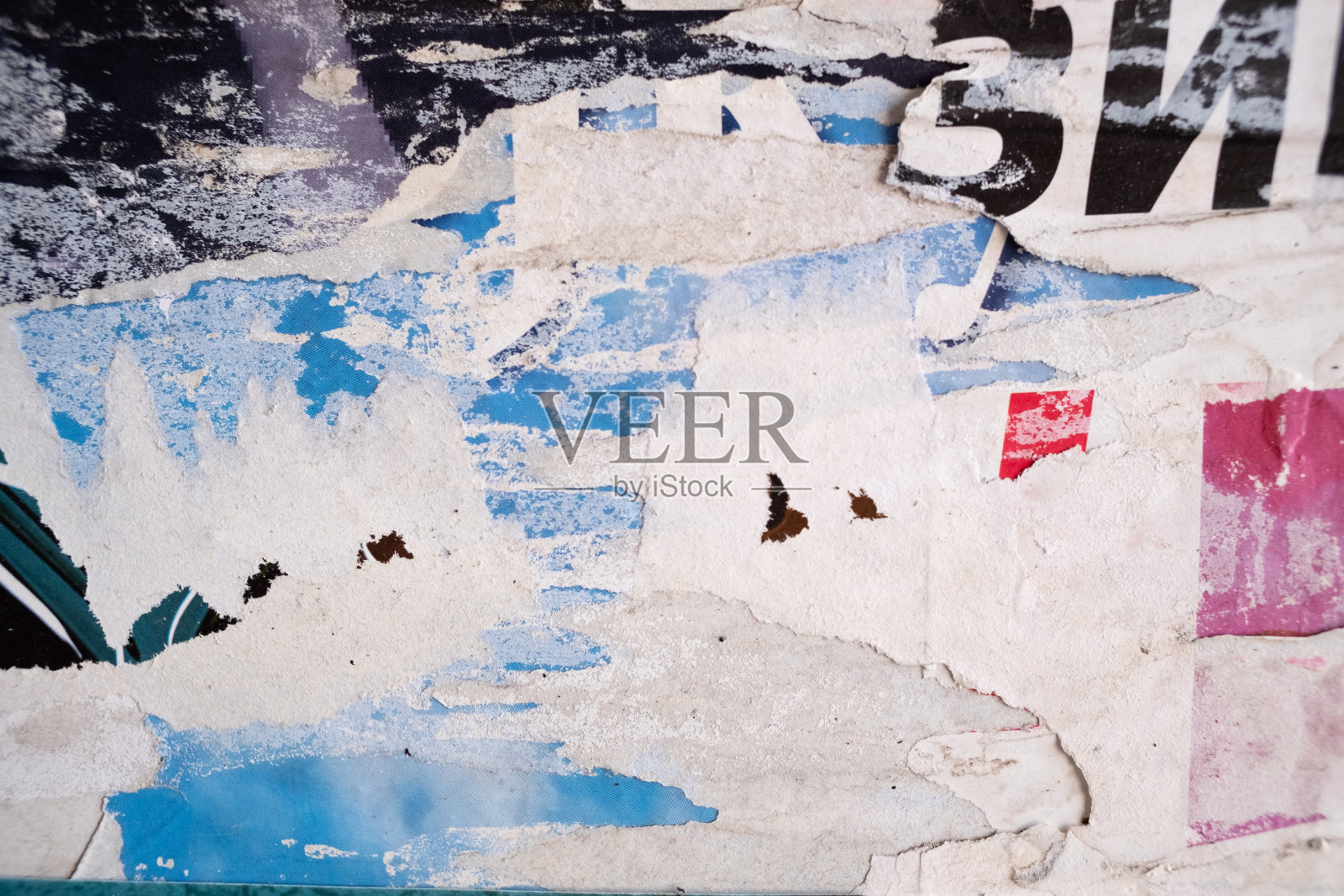 撕破街头海报背景,抽象和肮脏的旧纸背景照片摄影图片