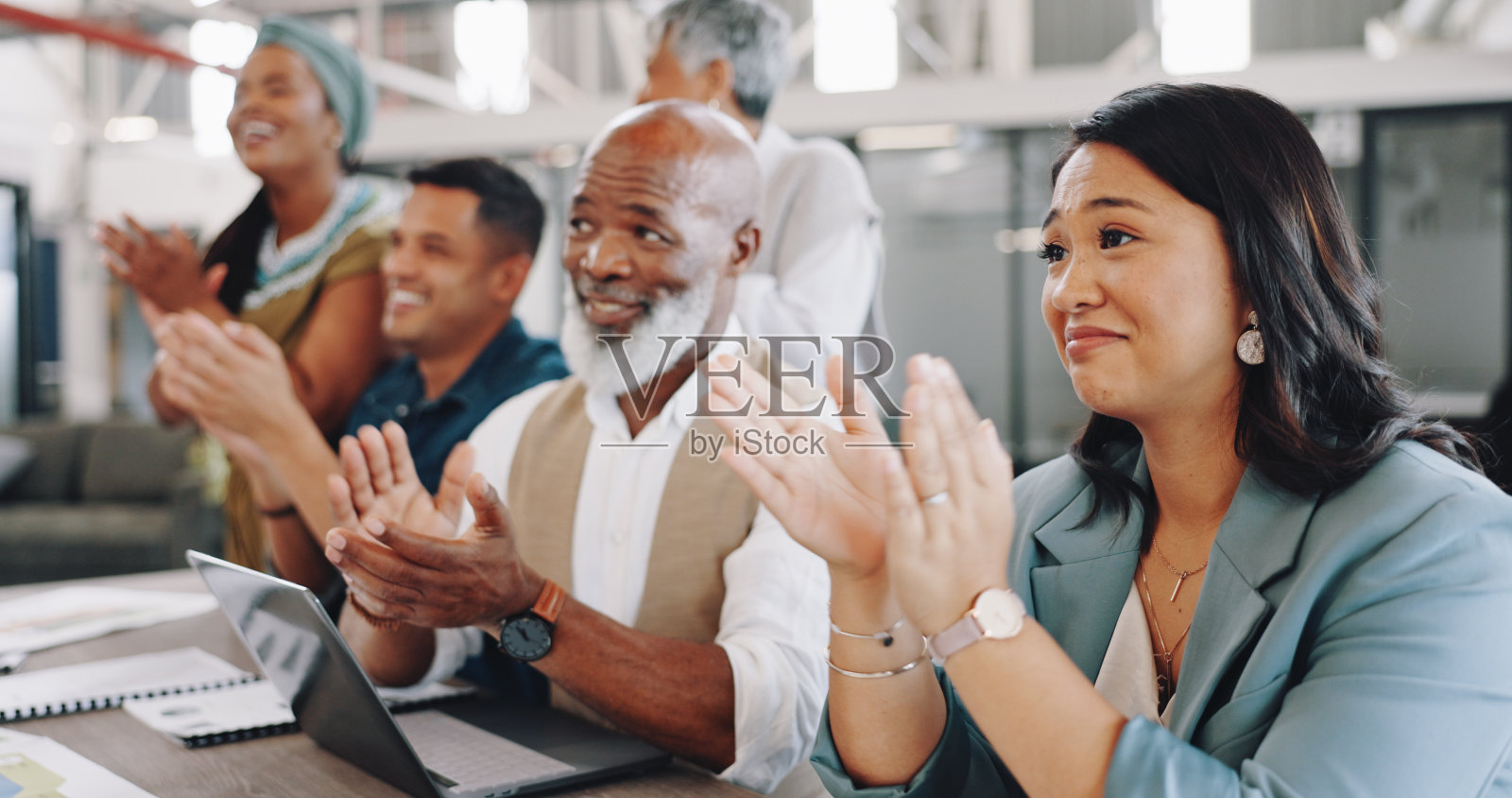 商务人士,会议或员工鼓掌,演示和合作在一个办公室。小组,团队合作和同事鼓掌,会议和研讨会与笔记本电脑,成就或庆祝照片摄影图片
