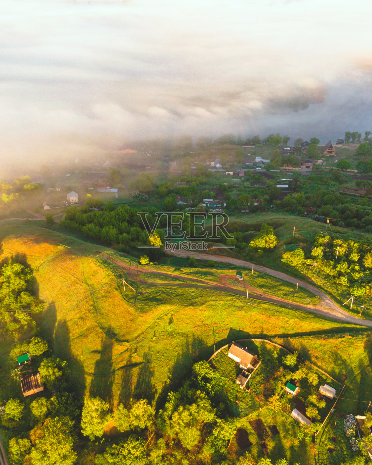 鸟瞰雾蒙蒙的早晨的山景照片摄影图片