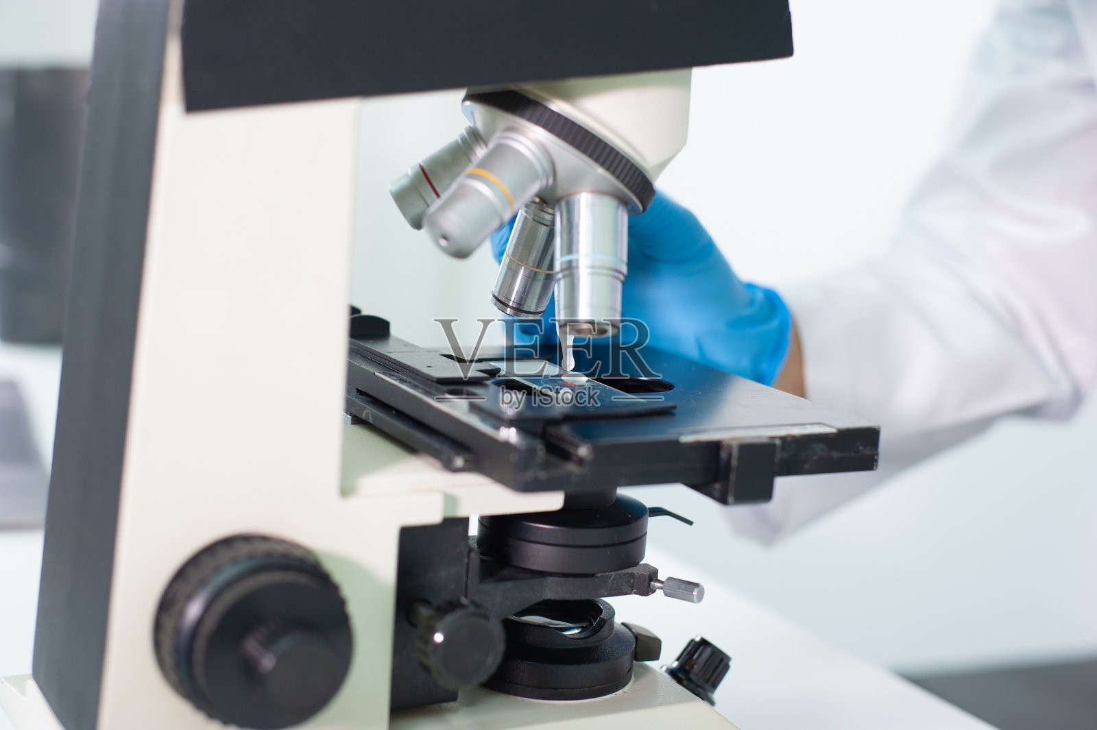 在实验室工作的科学家正在使用显微镜。照片摄影图片