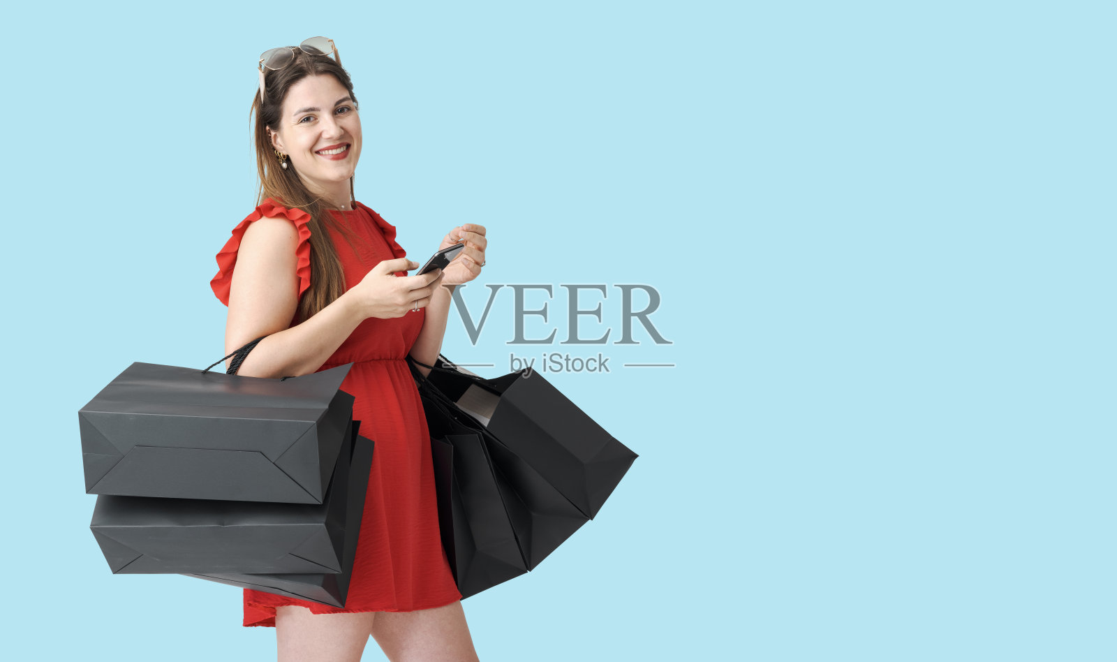 用智能手机网购的女人照片摄影图片