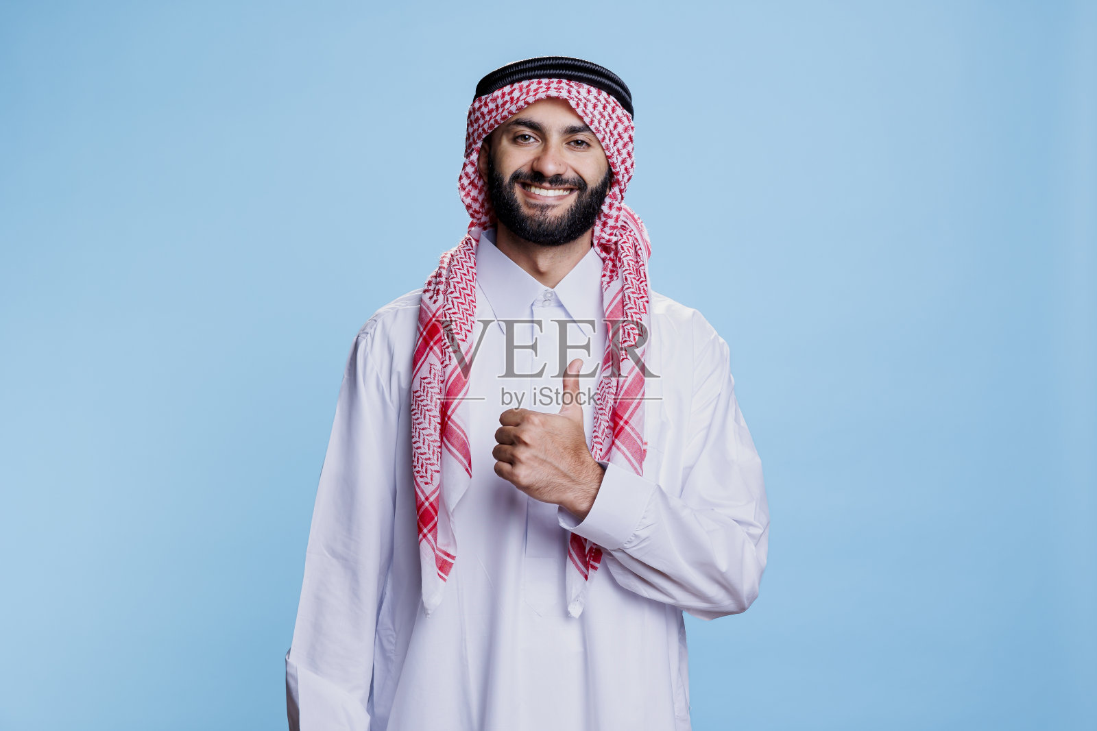 一个阿拉伯人竖着大拇指摆姿势照片摄影图片