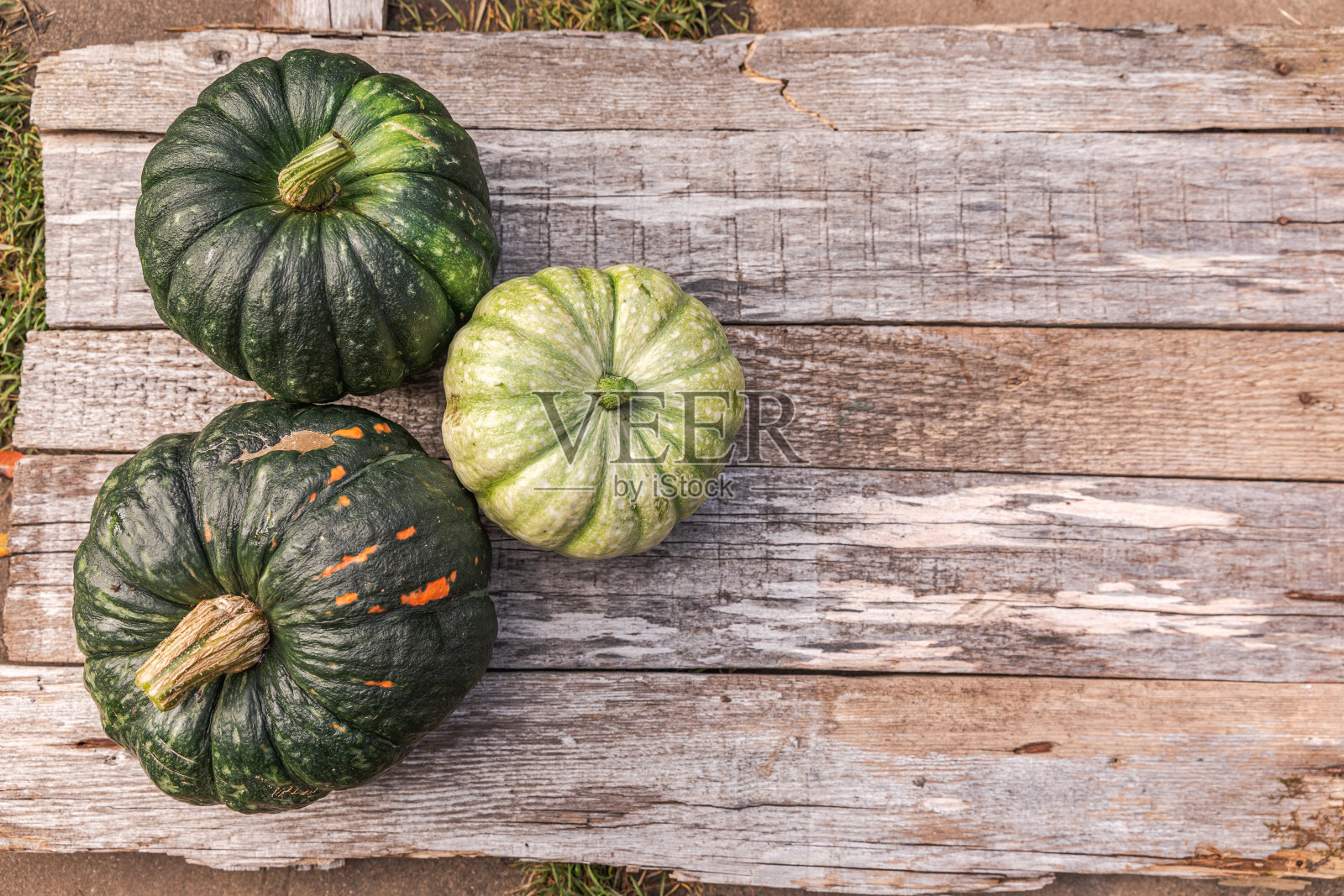 秋天的背景。自然的秋天,在木制的背景上看南瓜。鼓舞人心的十月或九月壁纸。换季成熟有机食品理念,万圣节派对感恩节照片摄影图片