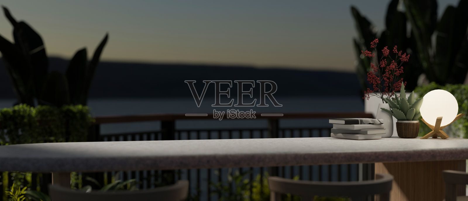 在阳台的桌面上复制空间,在晚上有热带植物和美丽的自然景观。照片摄影图片