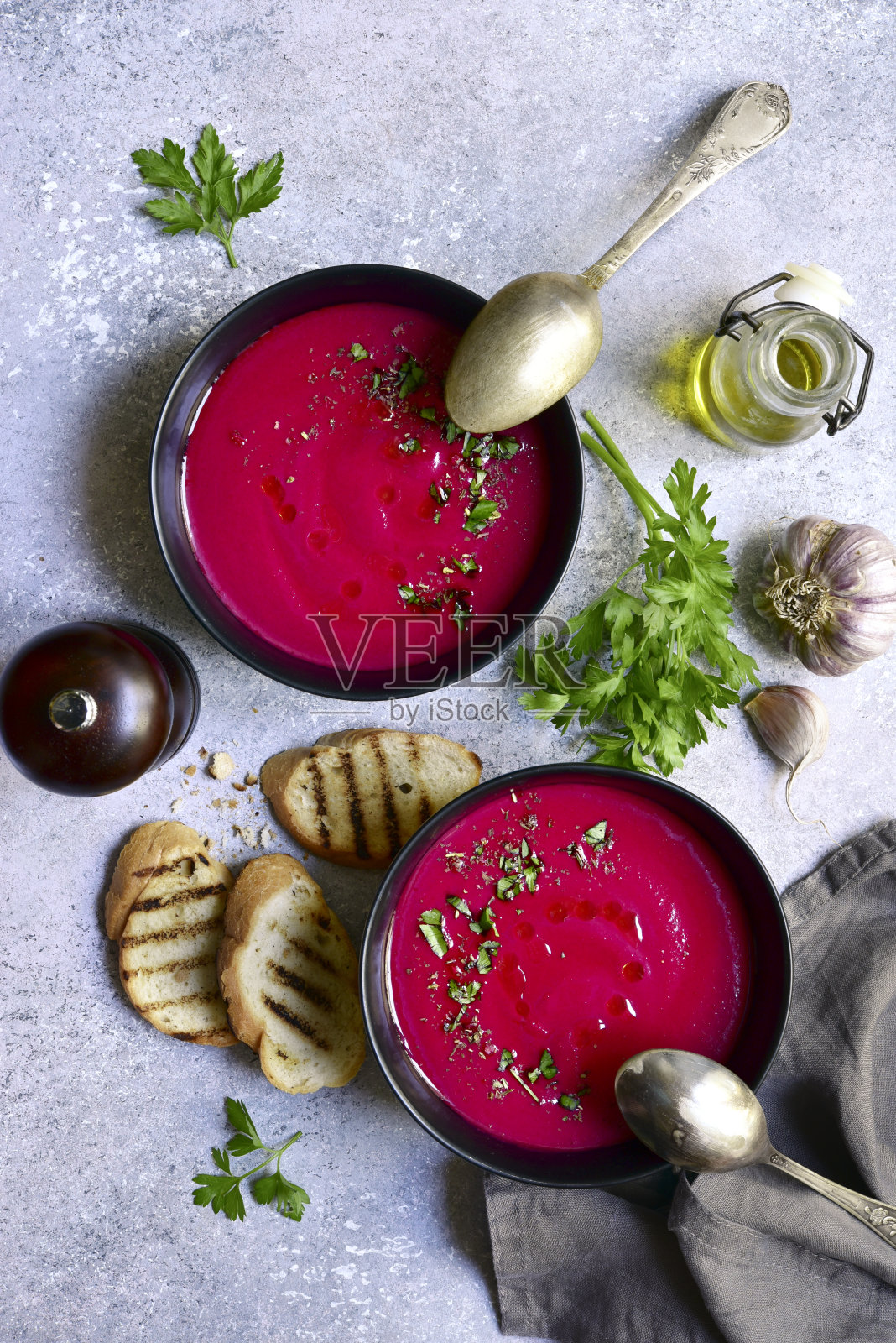 美味的黑碗甜菜根汤。带复制空间的俯视图。照片摄影图片