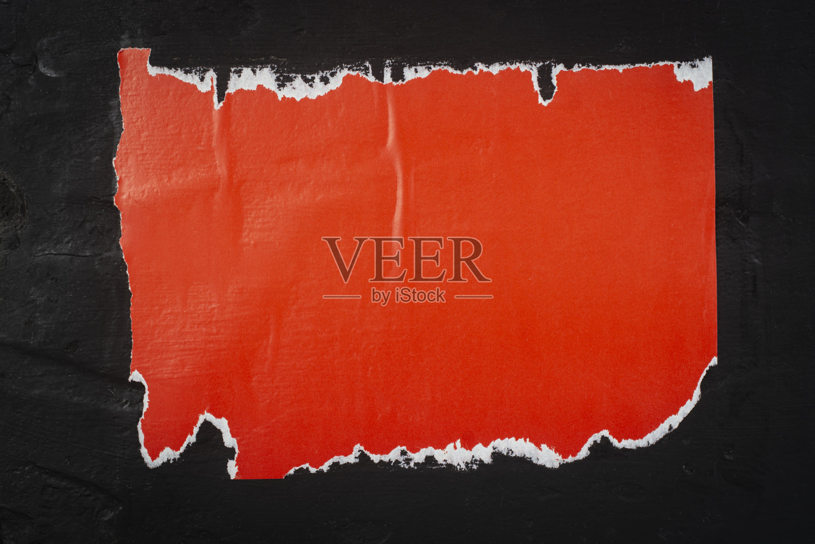 旧的红色街道海报特写。照片摄影图片