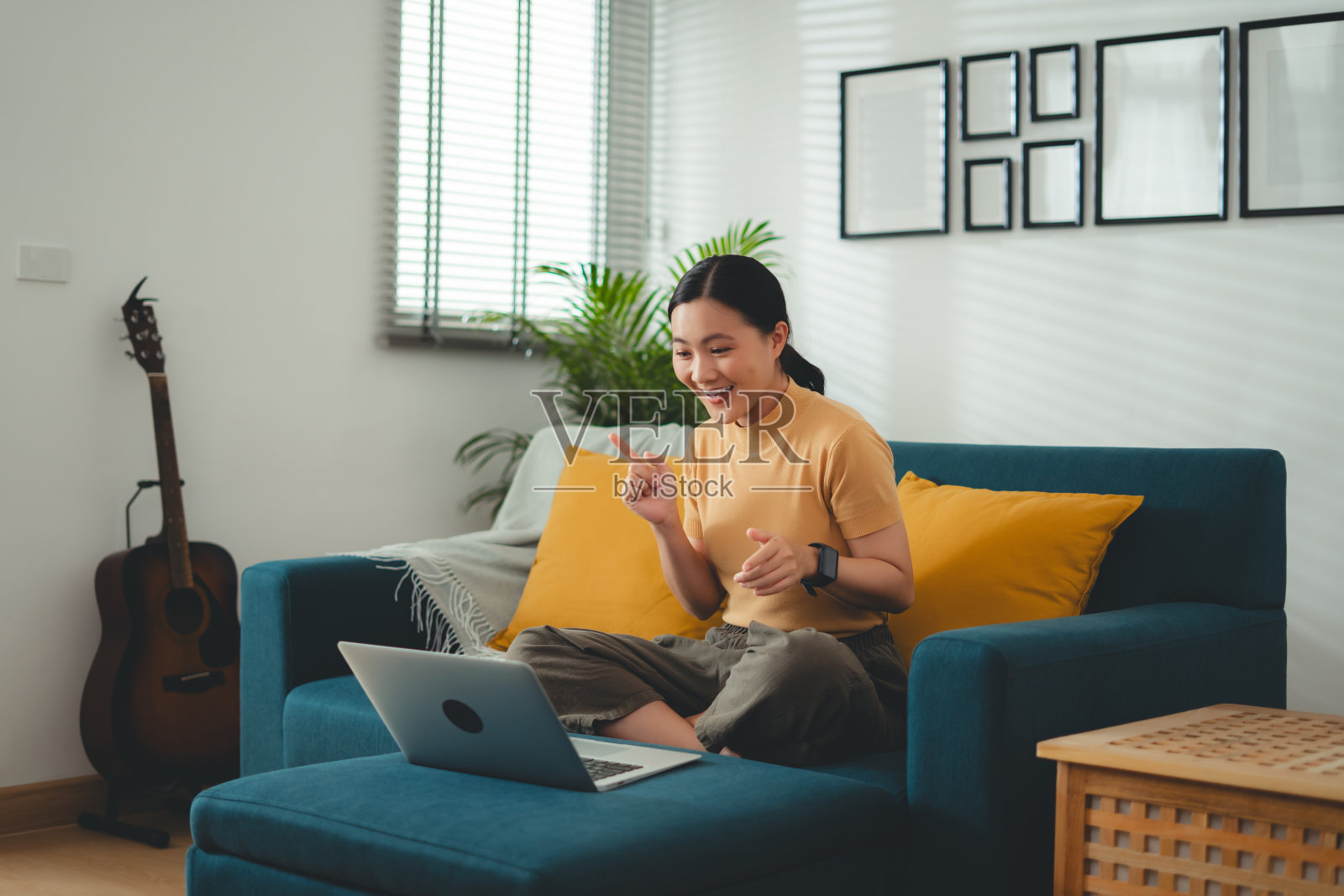 亚洲女性喜欢在家里用笔记本电脑进行视频会议。照片摄影图片