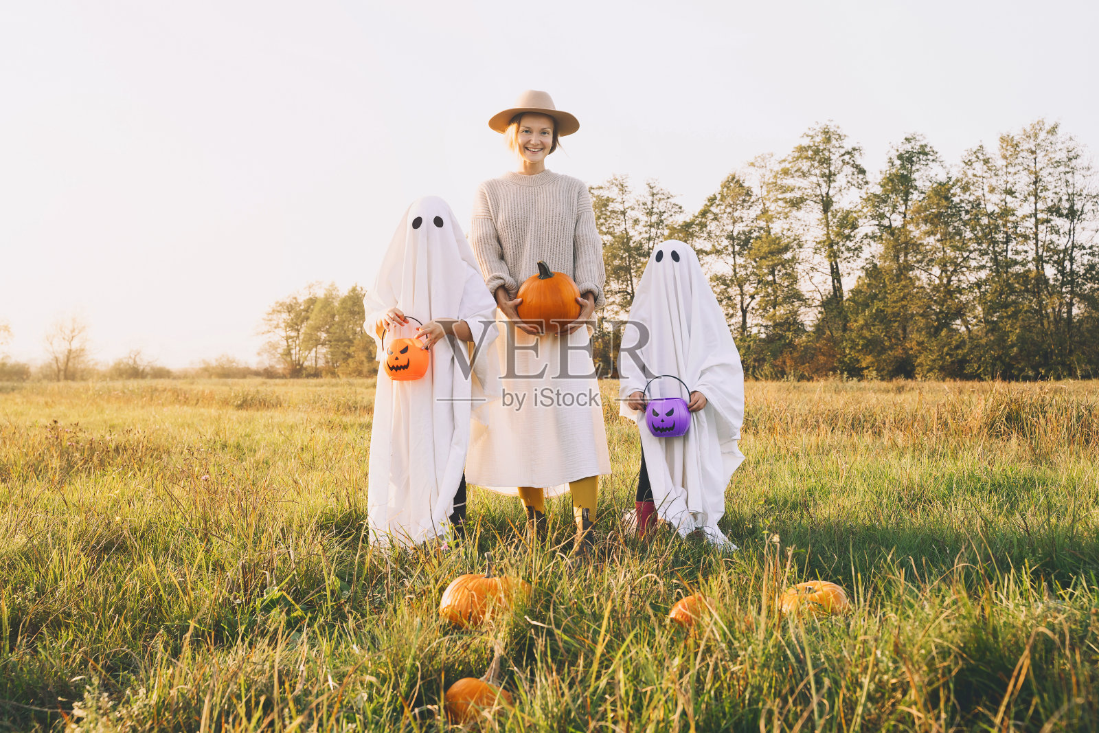 万圣节家庭和儿童假期概念。照片摄影图片